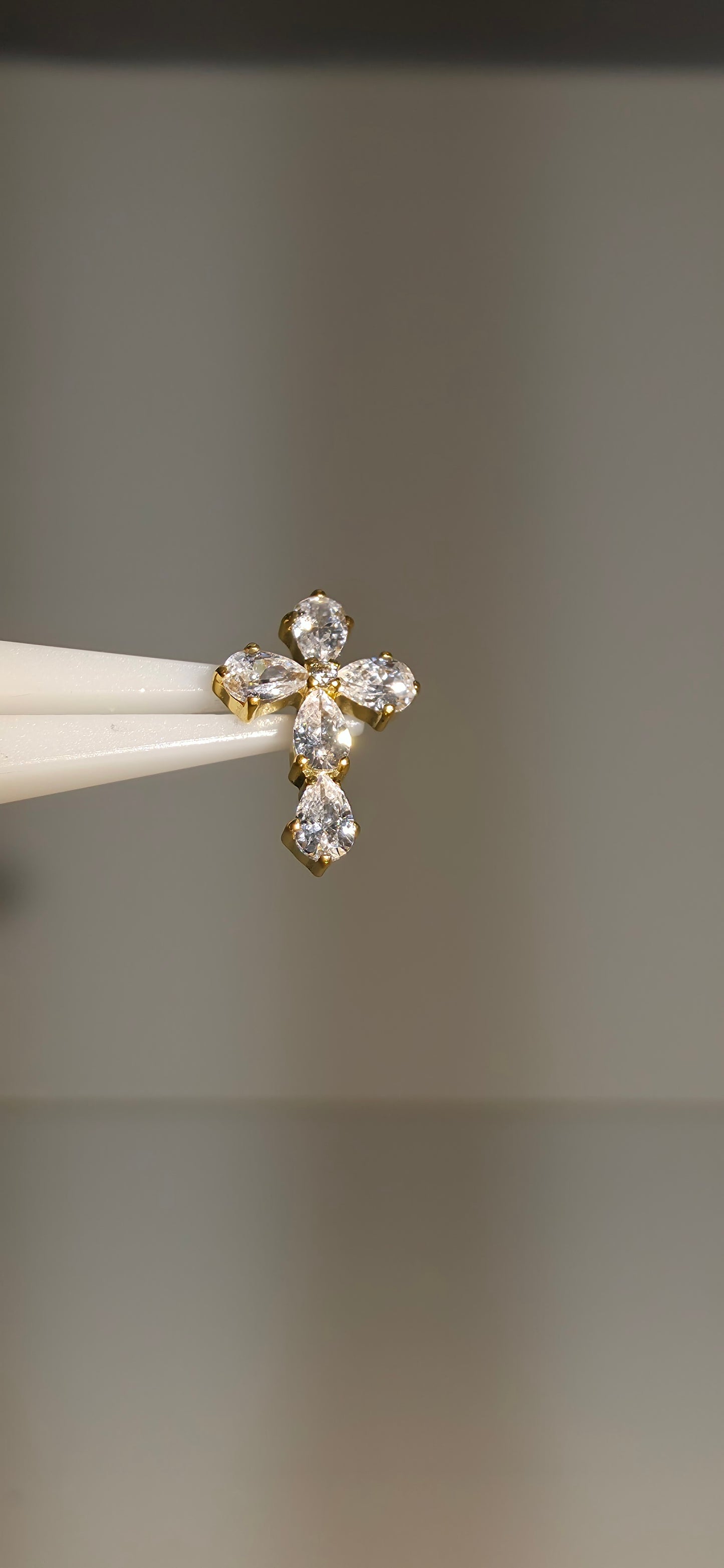 Piercing Titanio Cruz con incrustaciones de Zirconia
