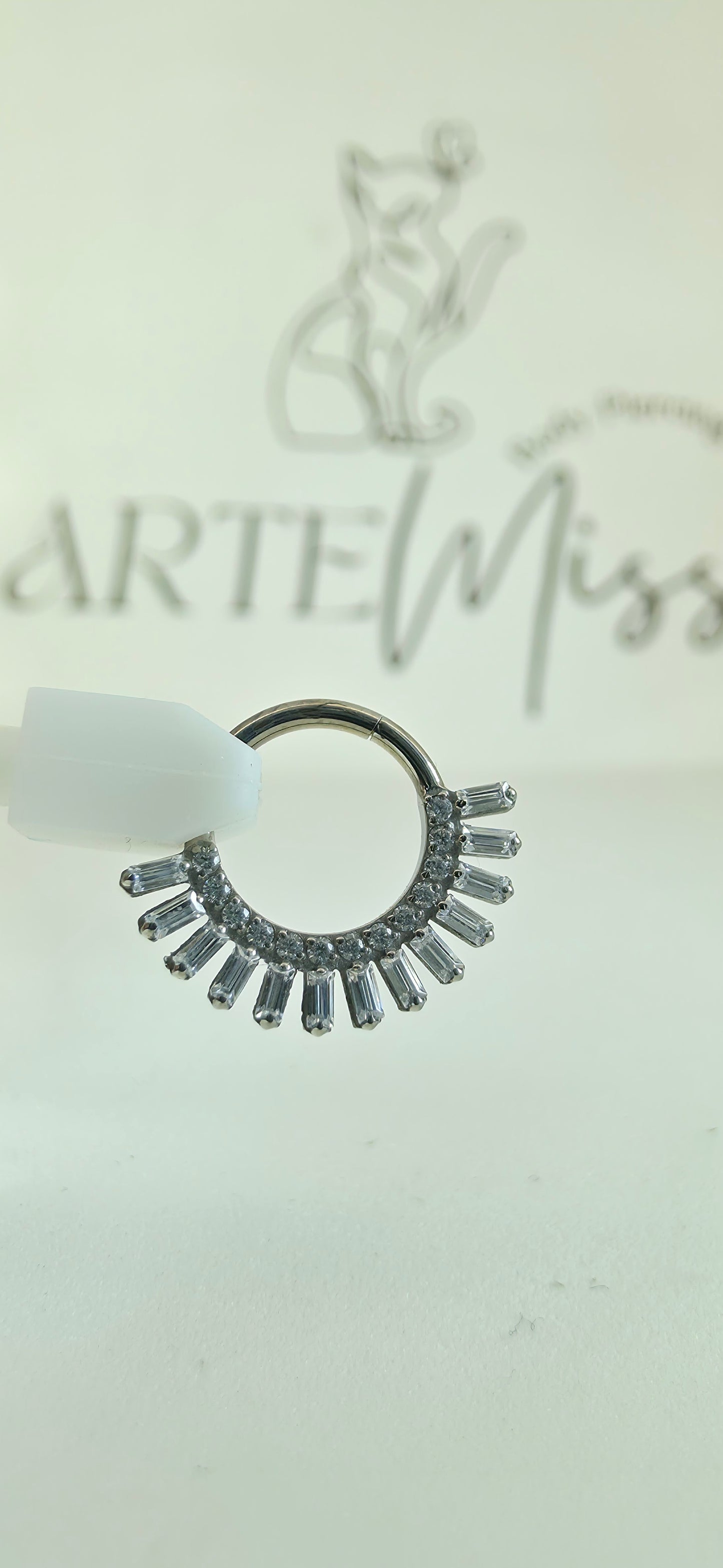 Clicker con incrustaciones de zirconia en Titanio