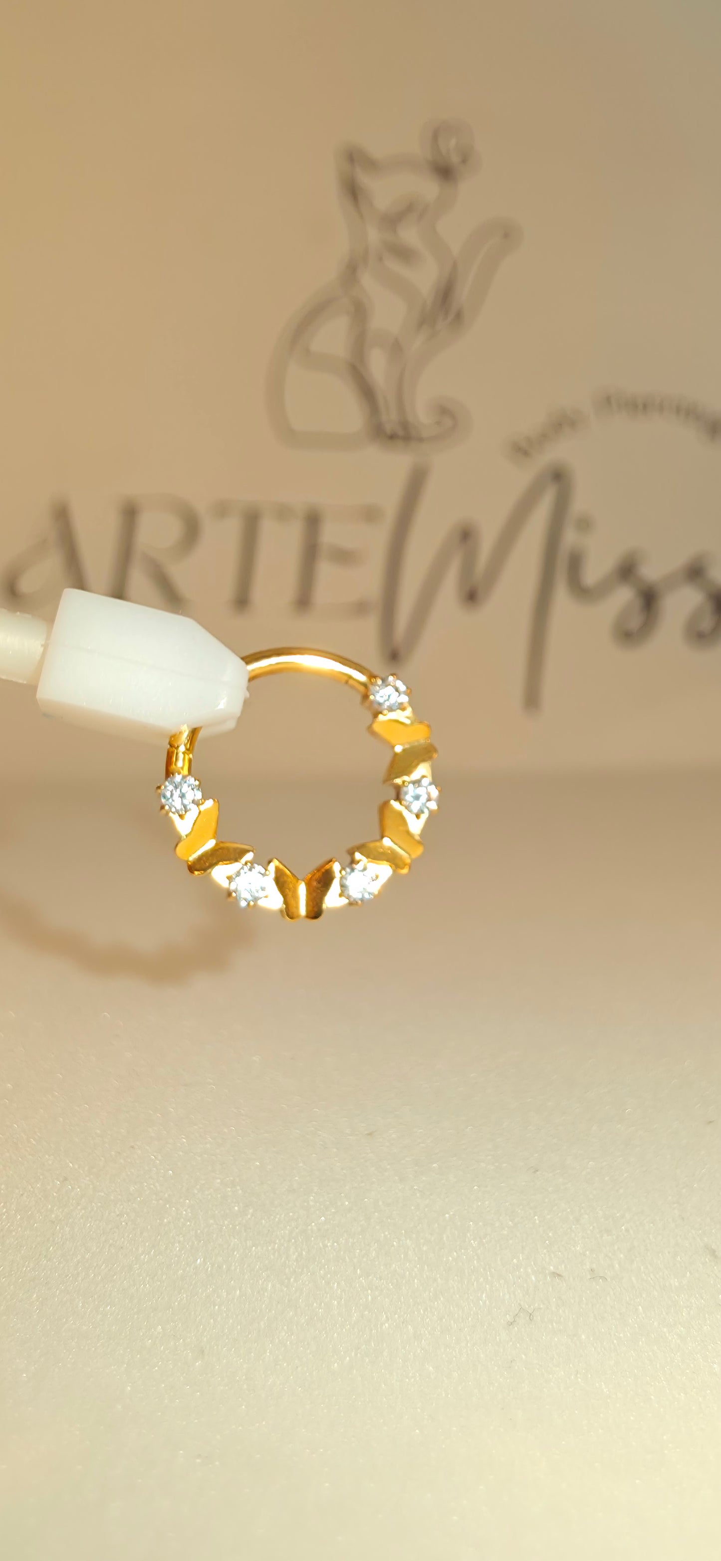Clicker de Titanio con figuras de mariposas e incrustaciones de zirconia