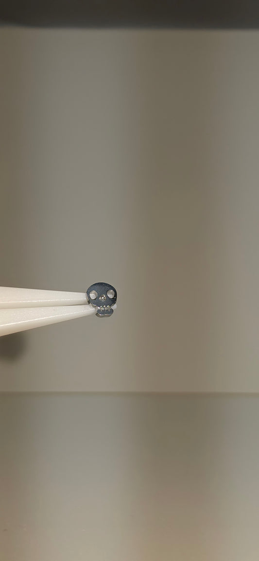 Piercing Labret Titanio figura cráneo liso