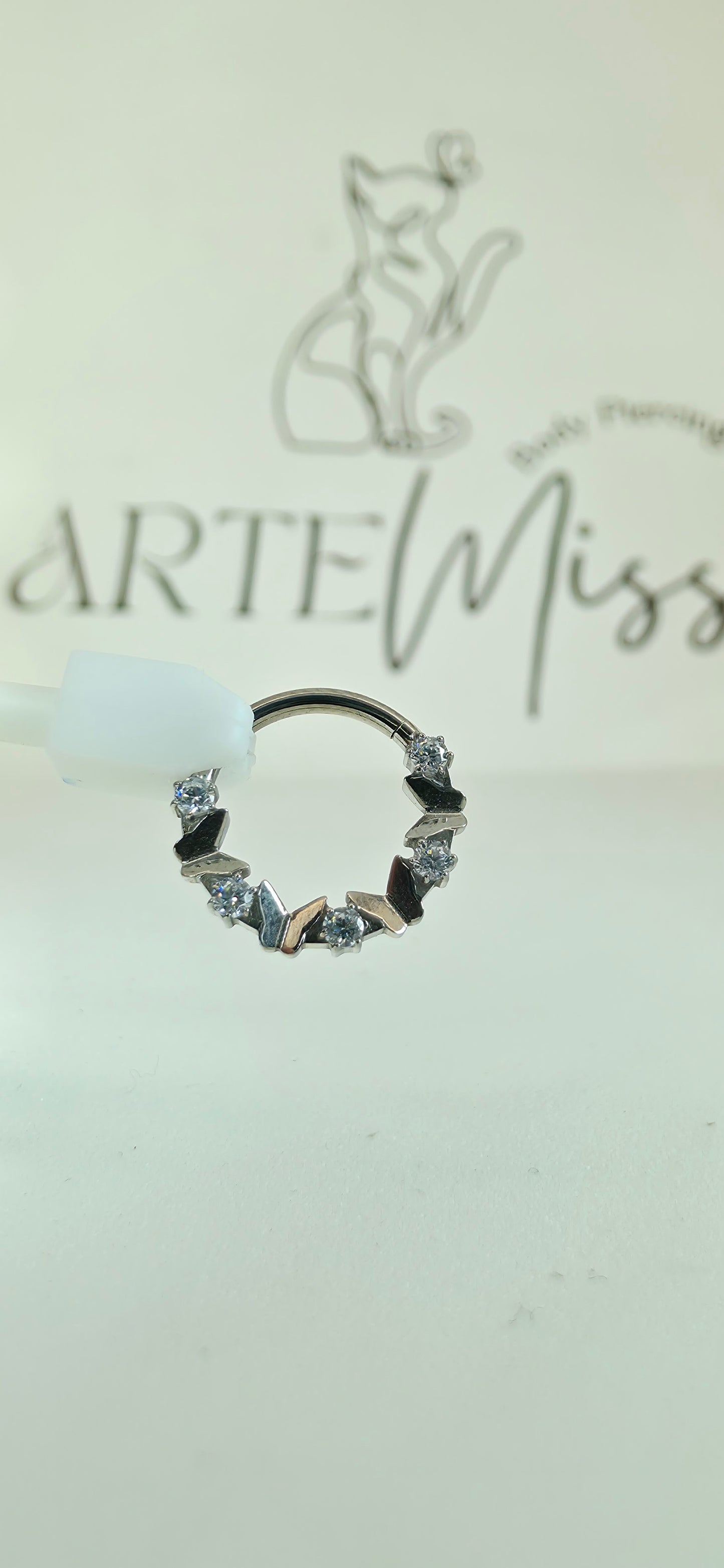 Clicker de Titanio con figuras de mariposa e incrustaciones de zirconia
