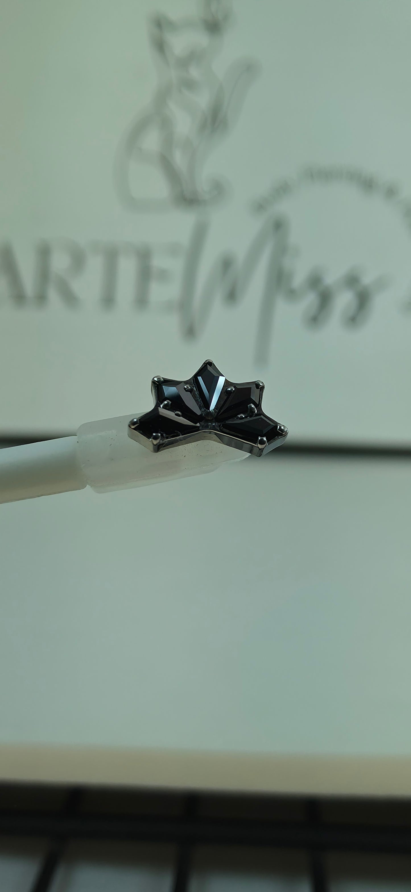 Cluster de Titanio con incrustaciones de zirconia en color negro