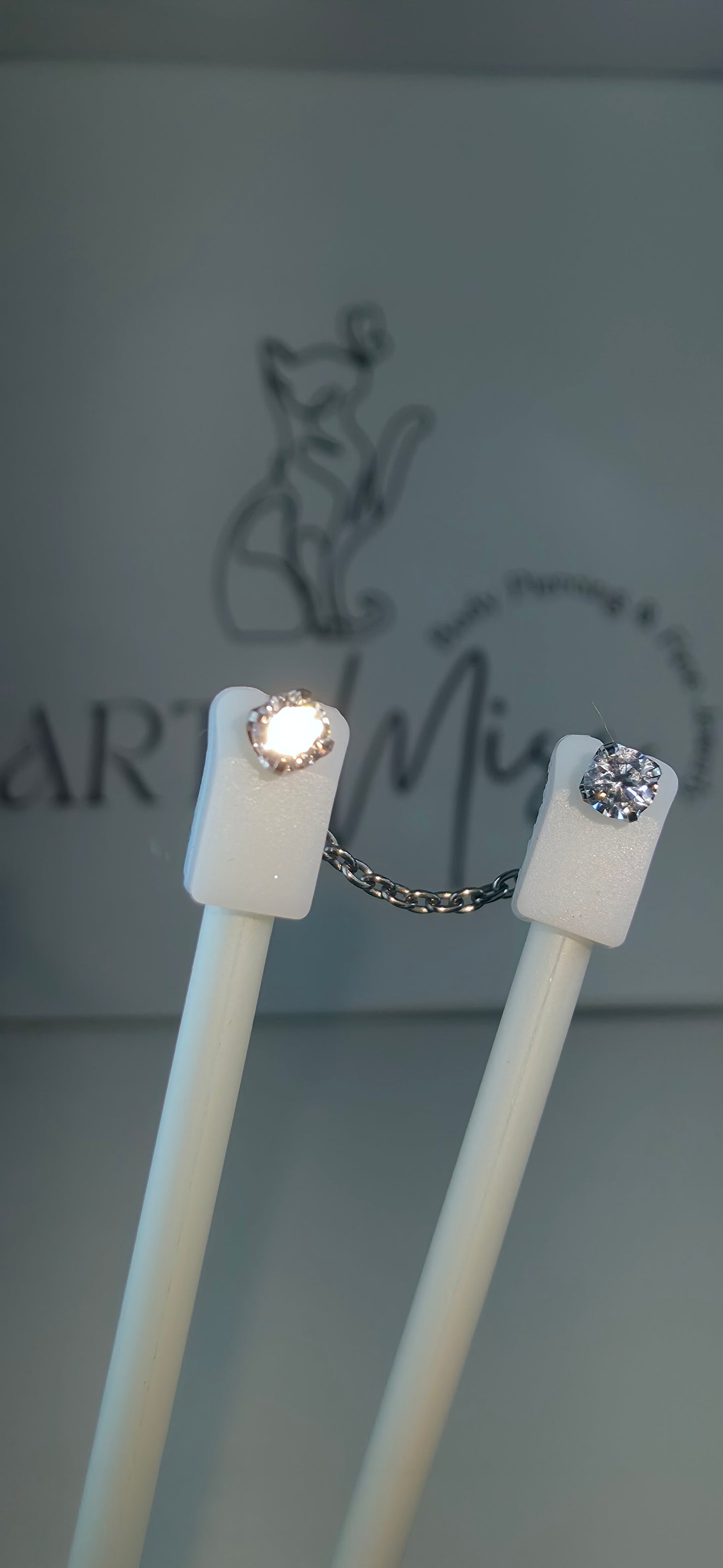 Pieza Industrial con cadena y zirconias en Titanio