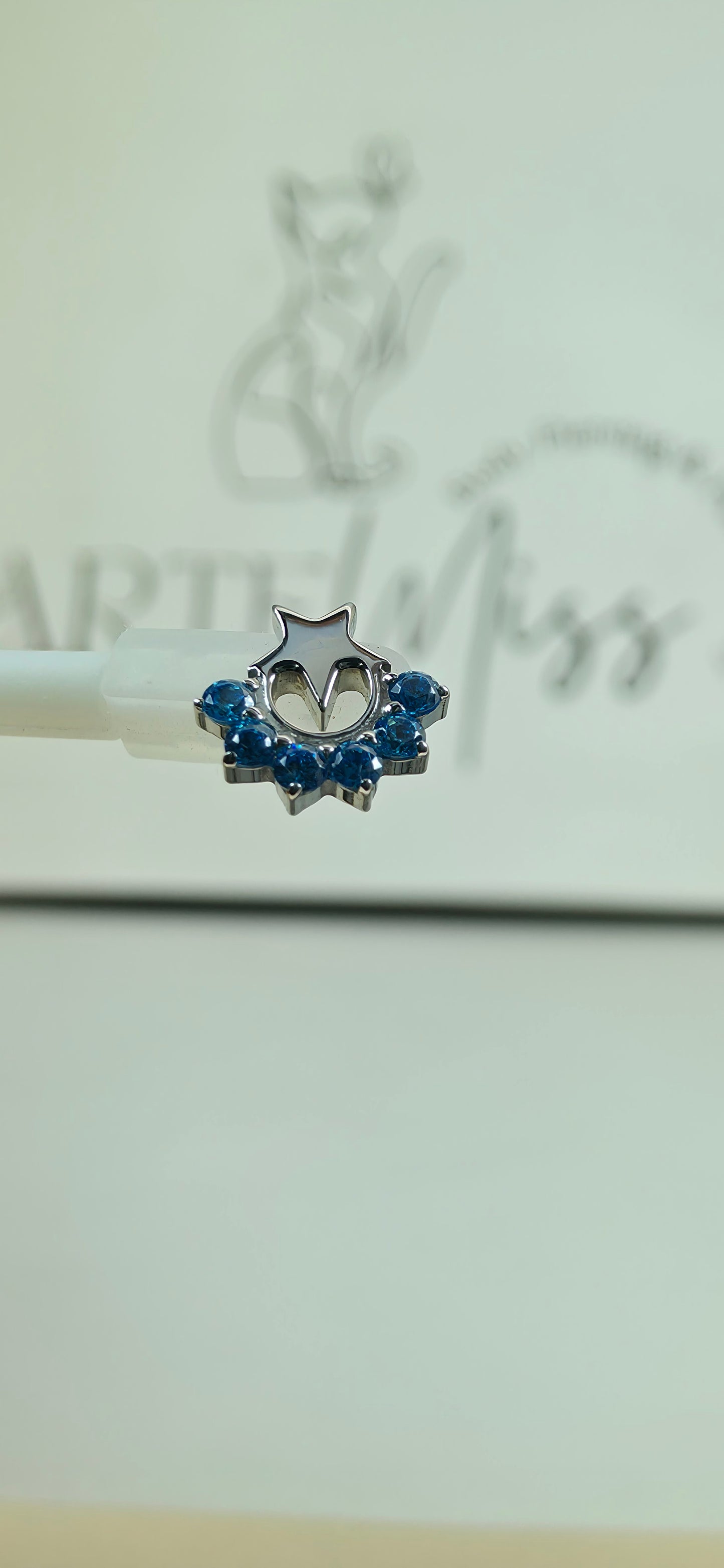 Top de Titanio con forma de estrella e incrustaciones de zirconia