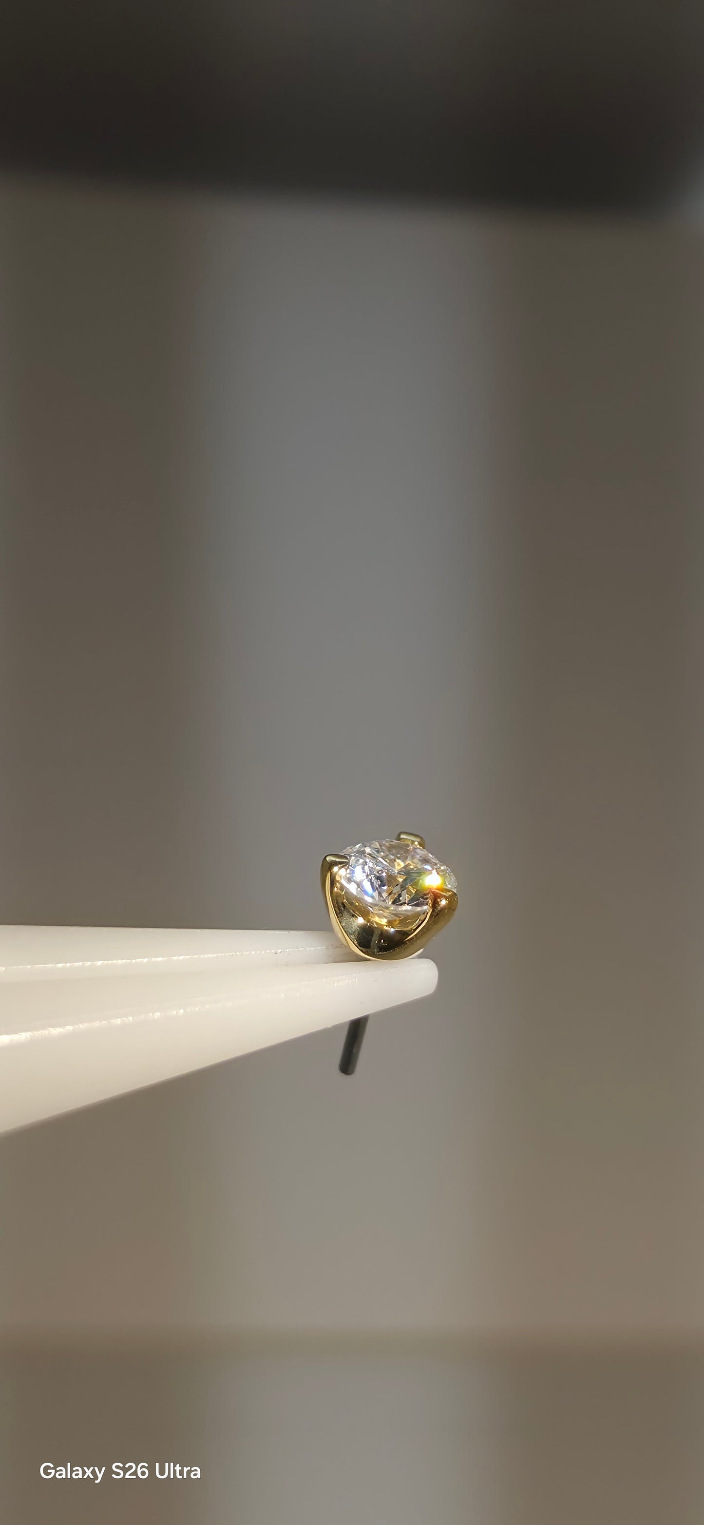 Diamante 2.5mm en oro de 18k
