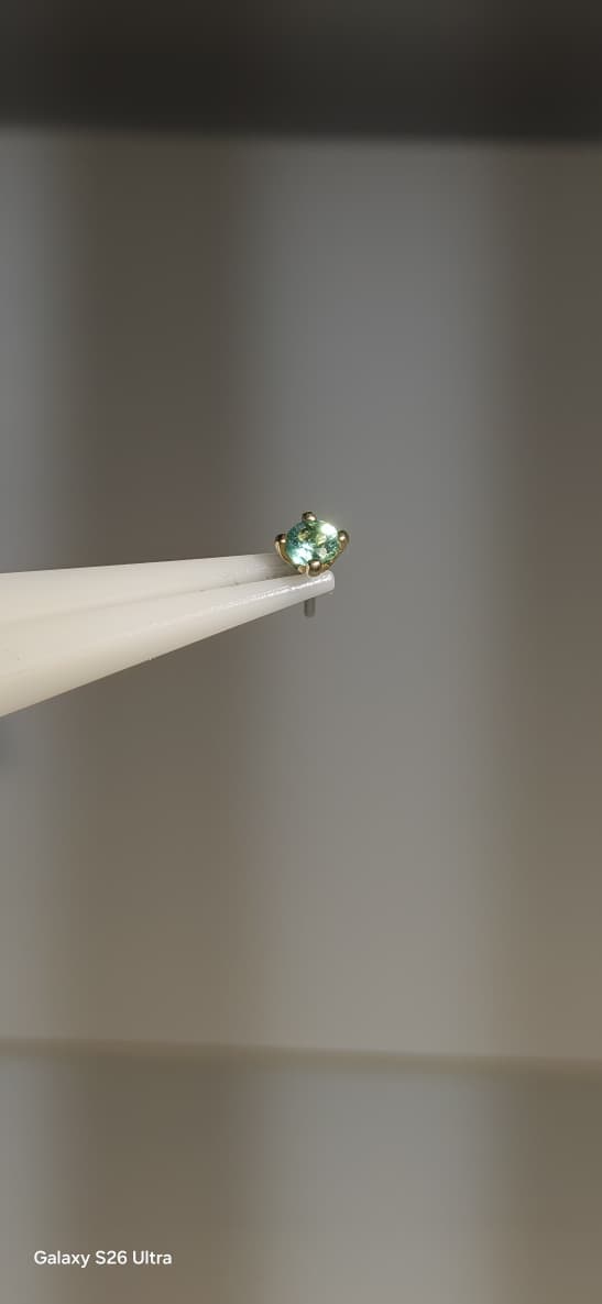 Esmeralda 2.5 mm en oro de 18k