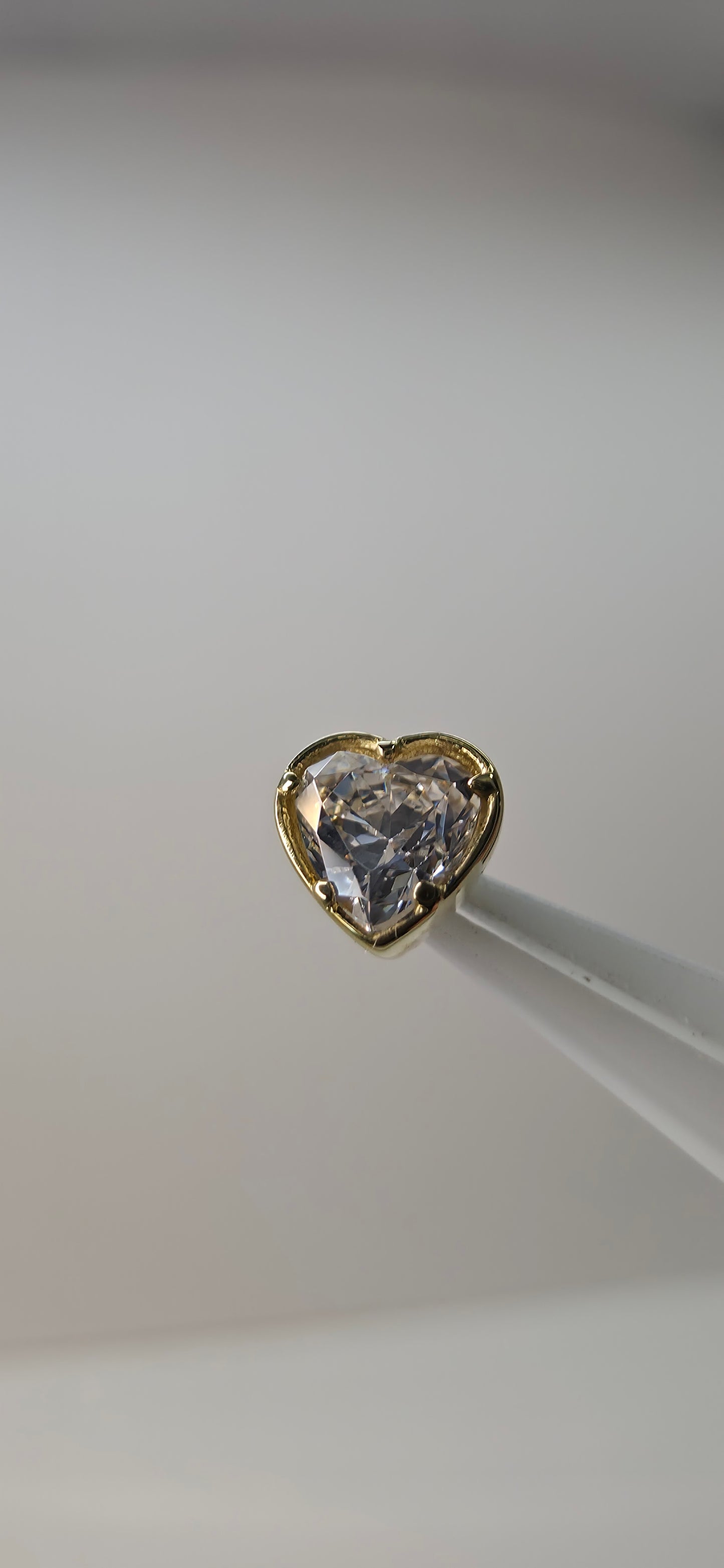 Corazón en oro de 18k con cristal Swarovski