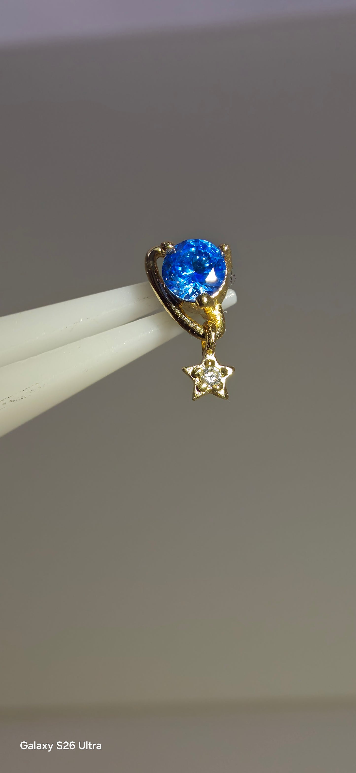 Planeta azul con colgante de estrella en oro de 14k