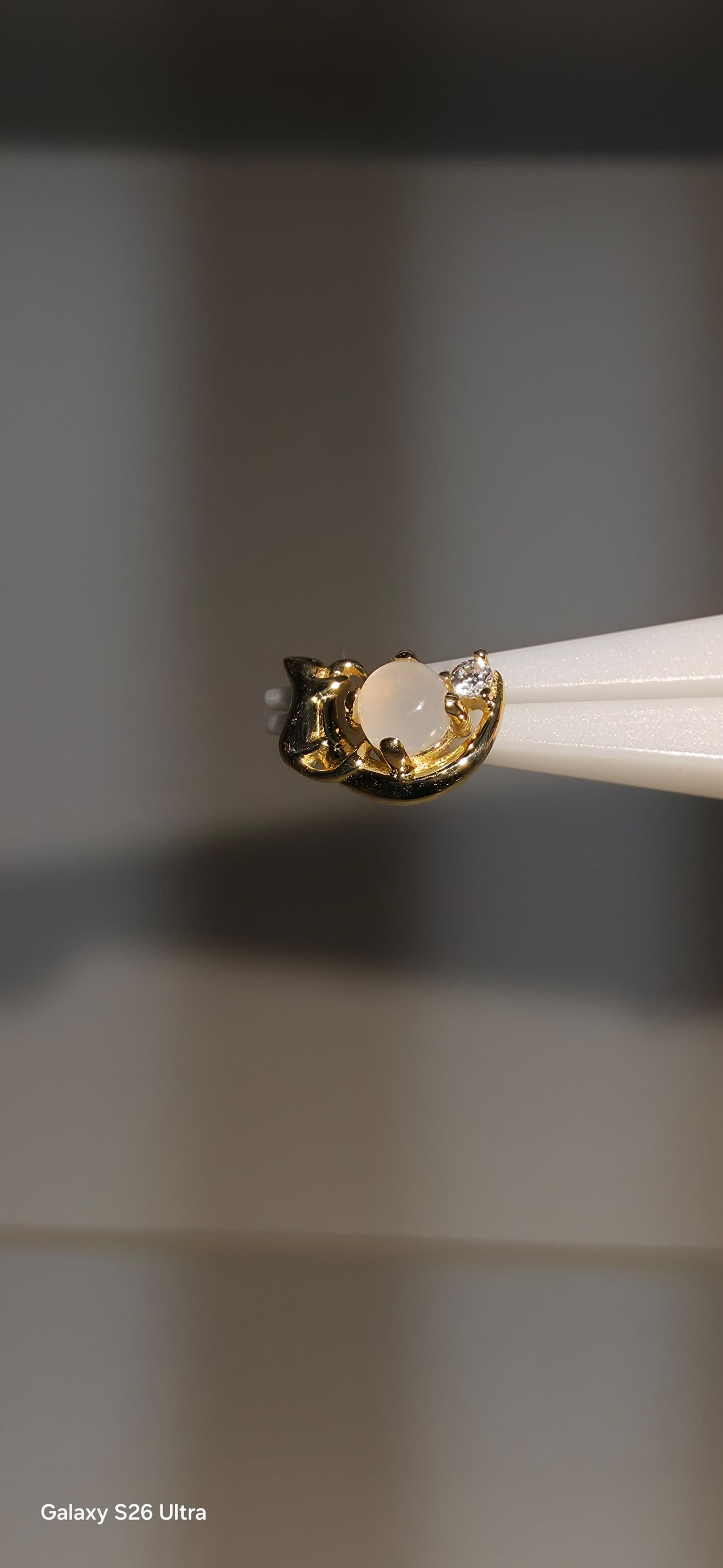 Gato en media luna con piedra luna en oro solido de 14k