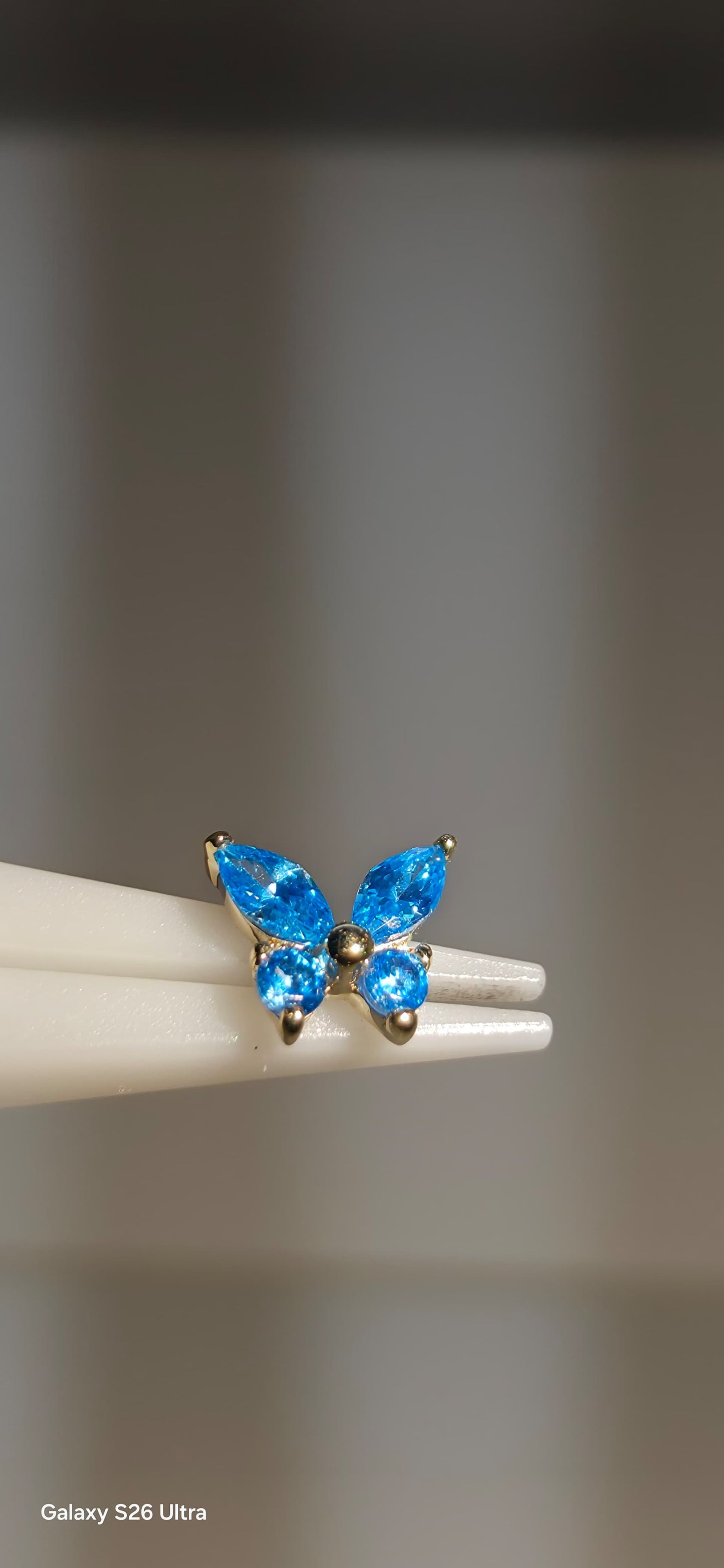 Mariposa zirconia azul de oro sólido 14k