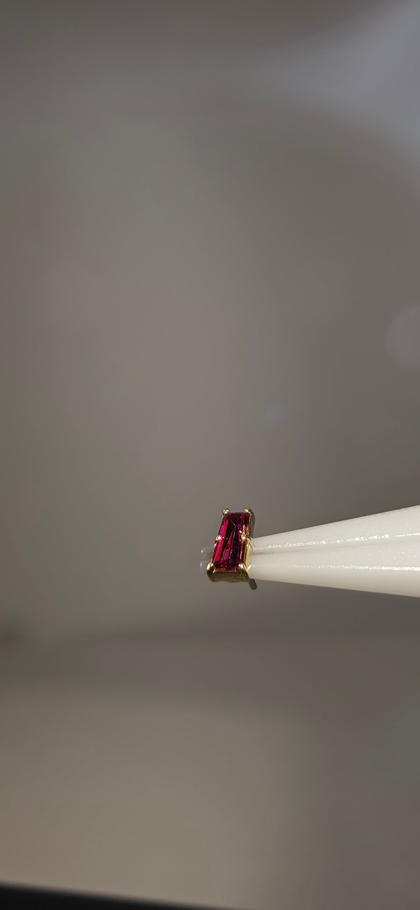 Baguette rosa en oro de 18k con cristales Swarovski.