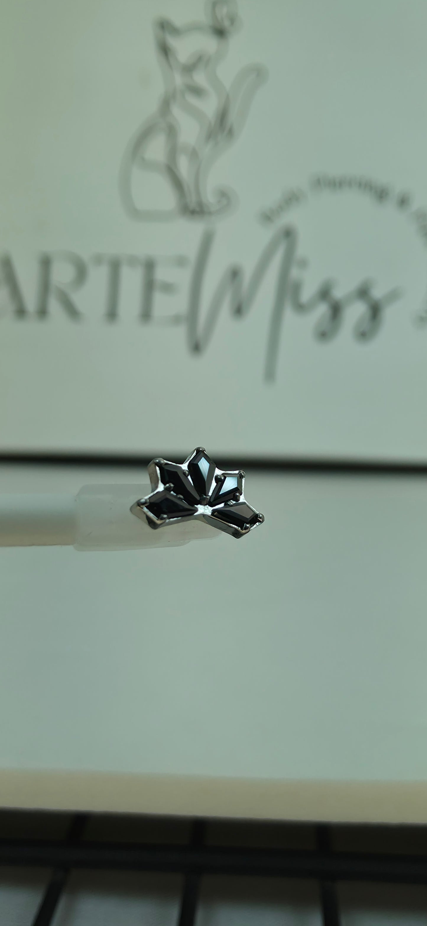 Cluster de Titanio con incrustaciones de zirconia en color negro