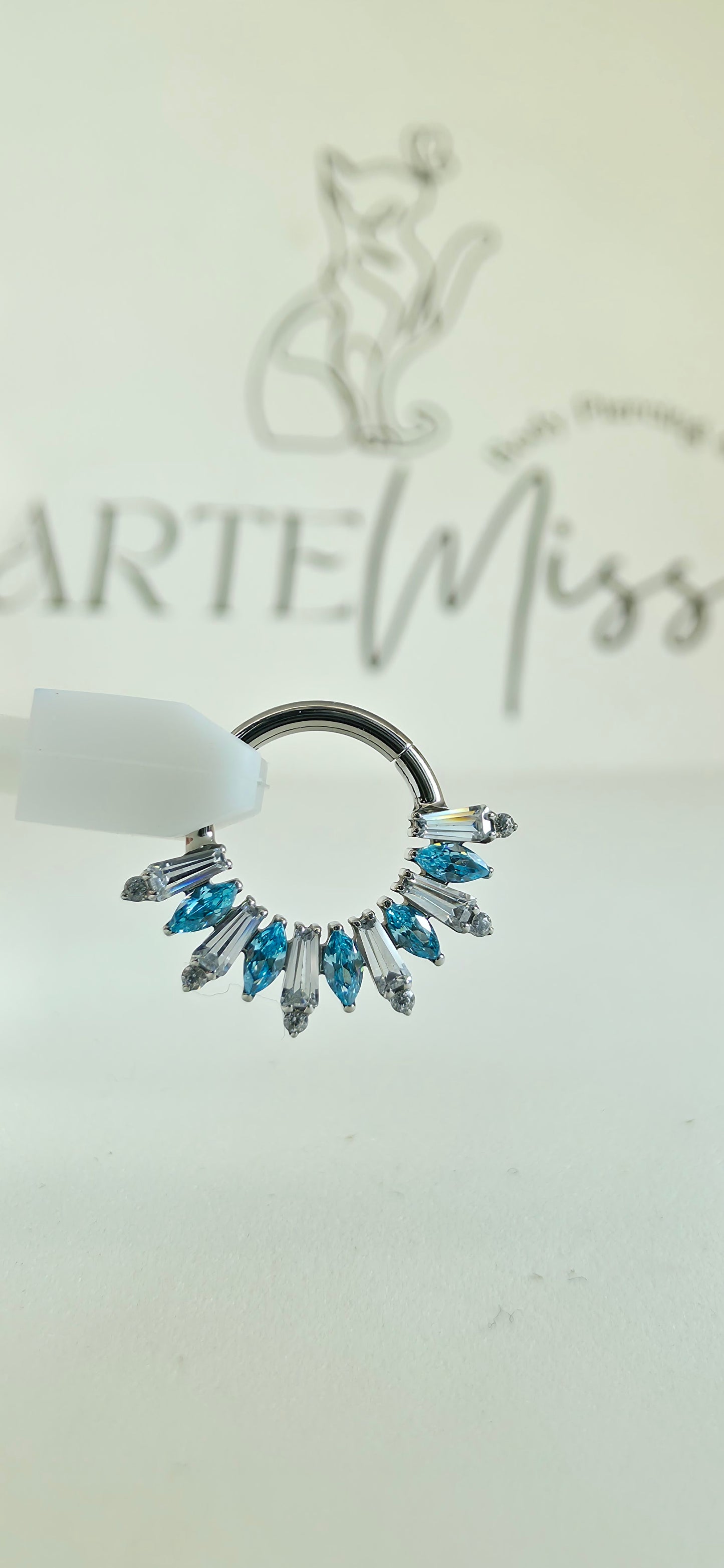 Clicker de Titanio con incrustaciones de zirconia azul y blanco