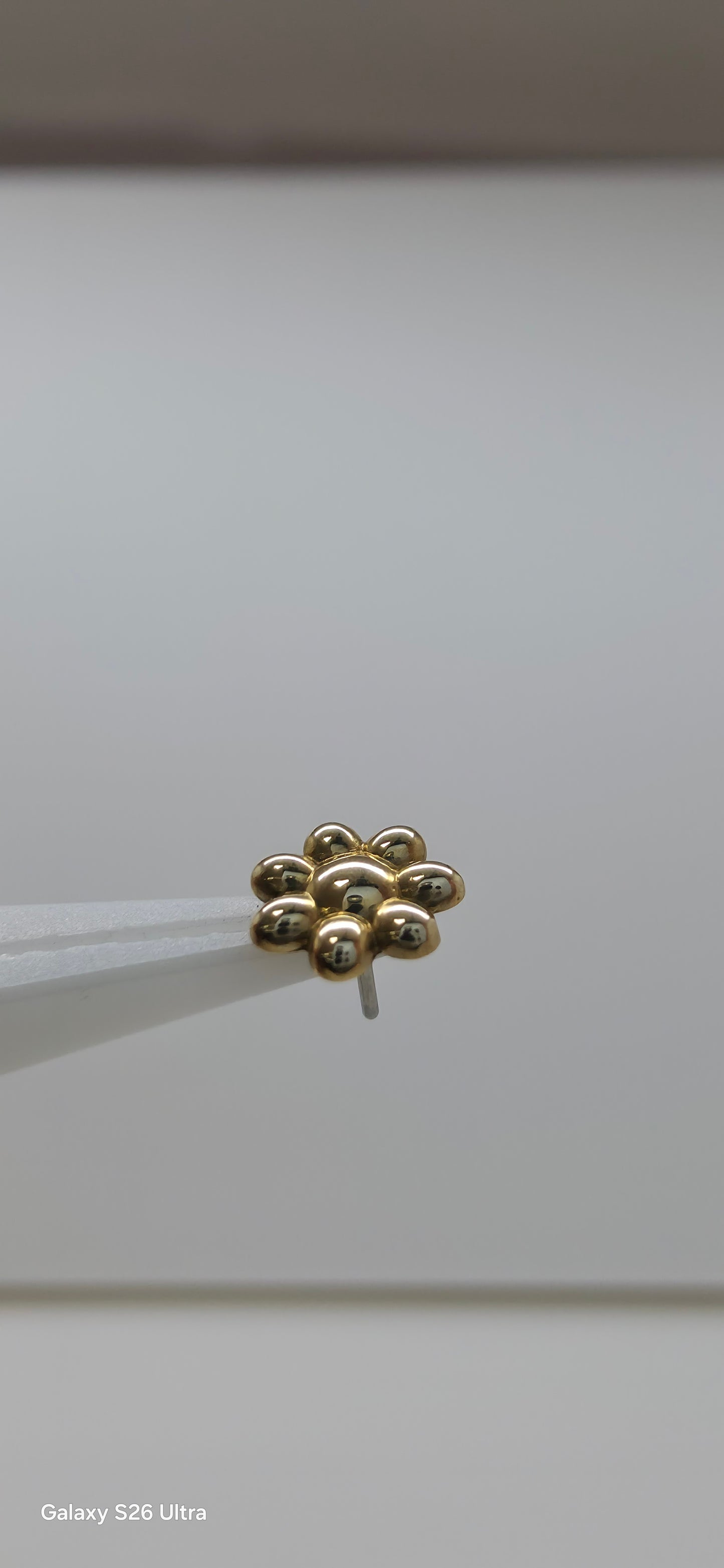 Flor en oro solido de 18k