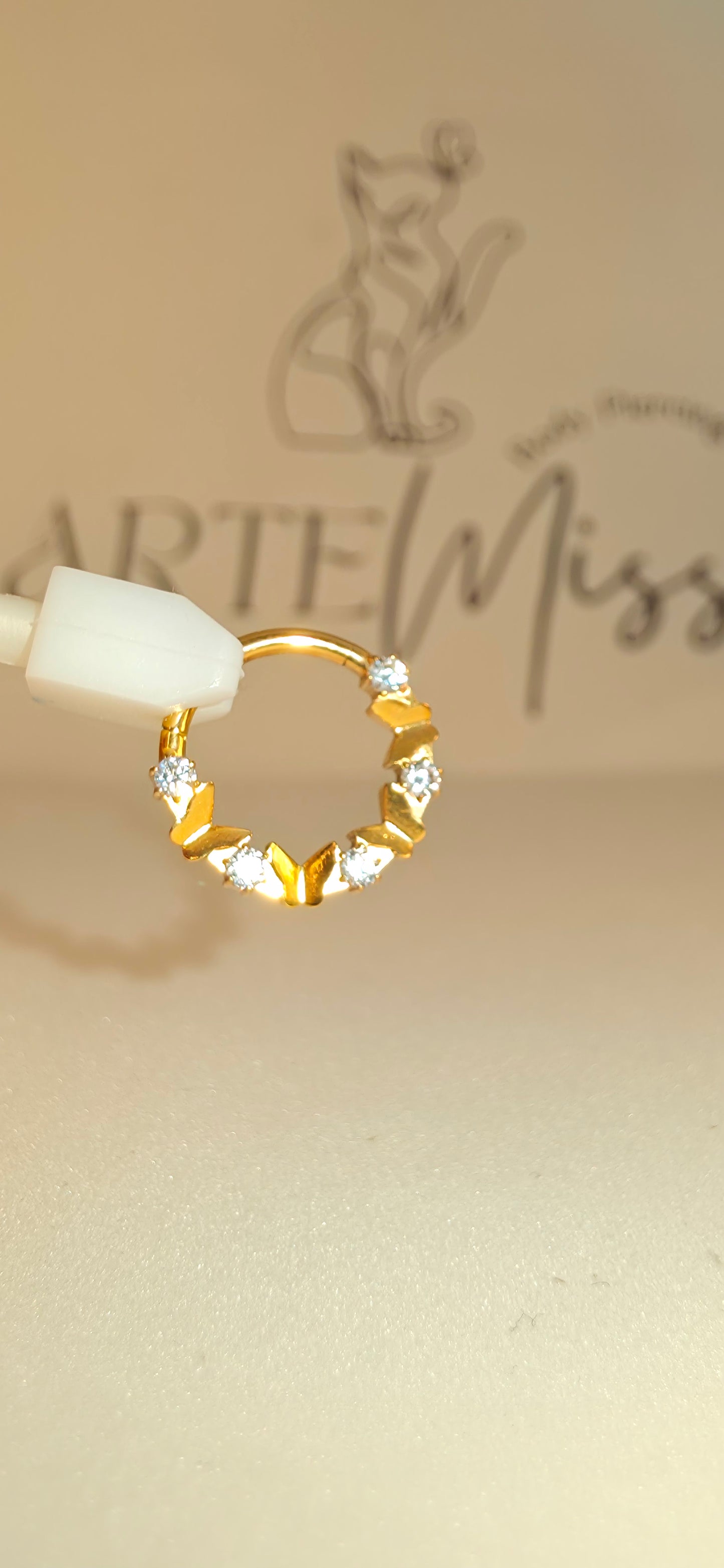 Clicker de Titanio con figuras de mariposas e incrustaciones de zirconia