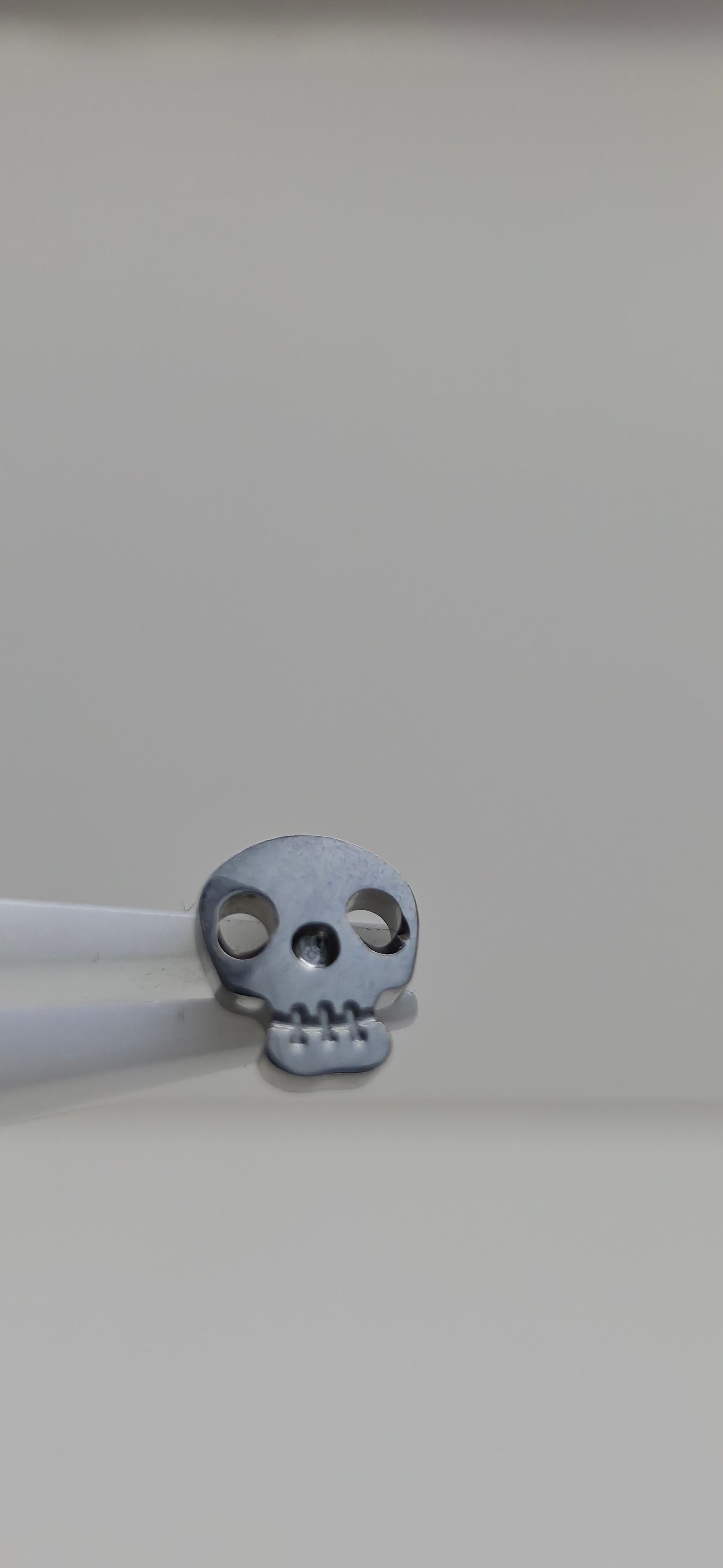 Piercing  Labret Titanio figura cráneo liso