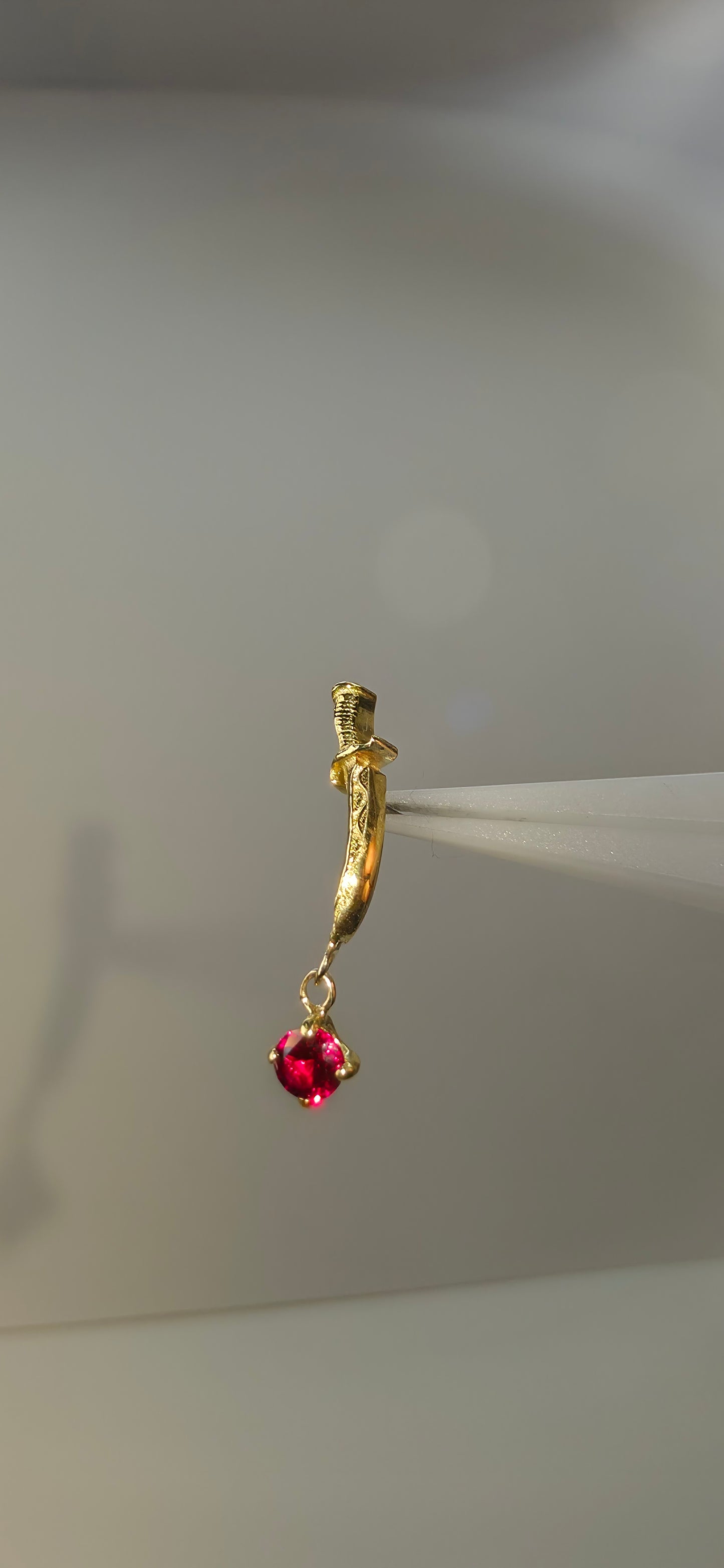 Daga en oro solido con colgante en cristal Swarovski en oro de 18k