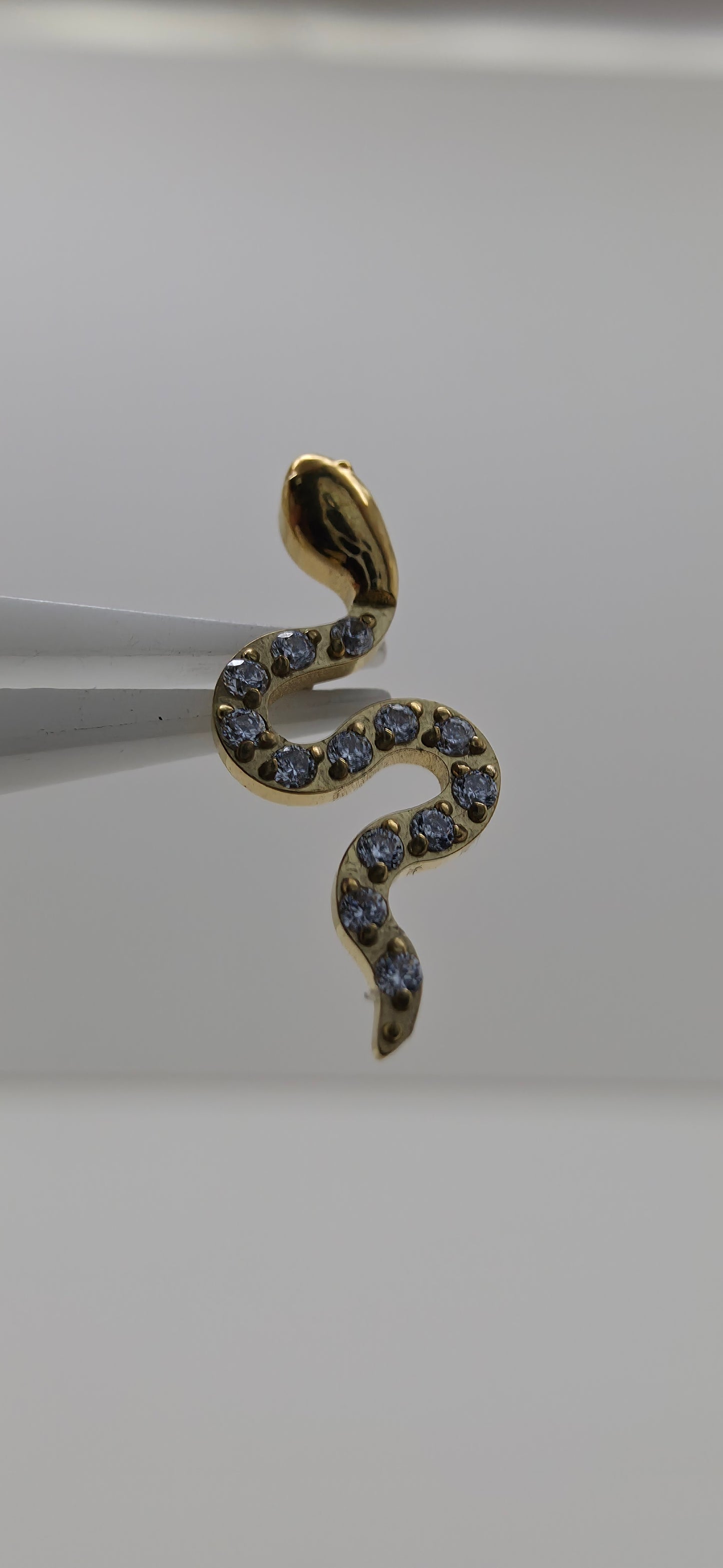 Piercing Labret Titanio figura serpiente con incrustaciones
