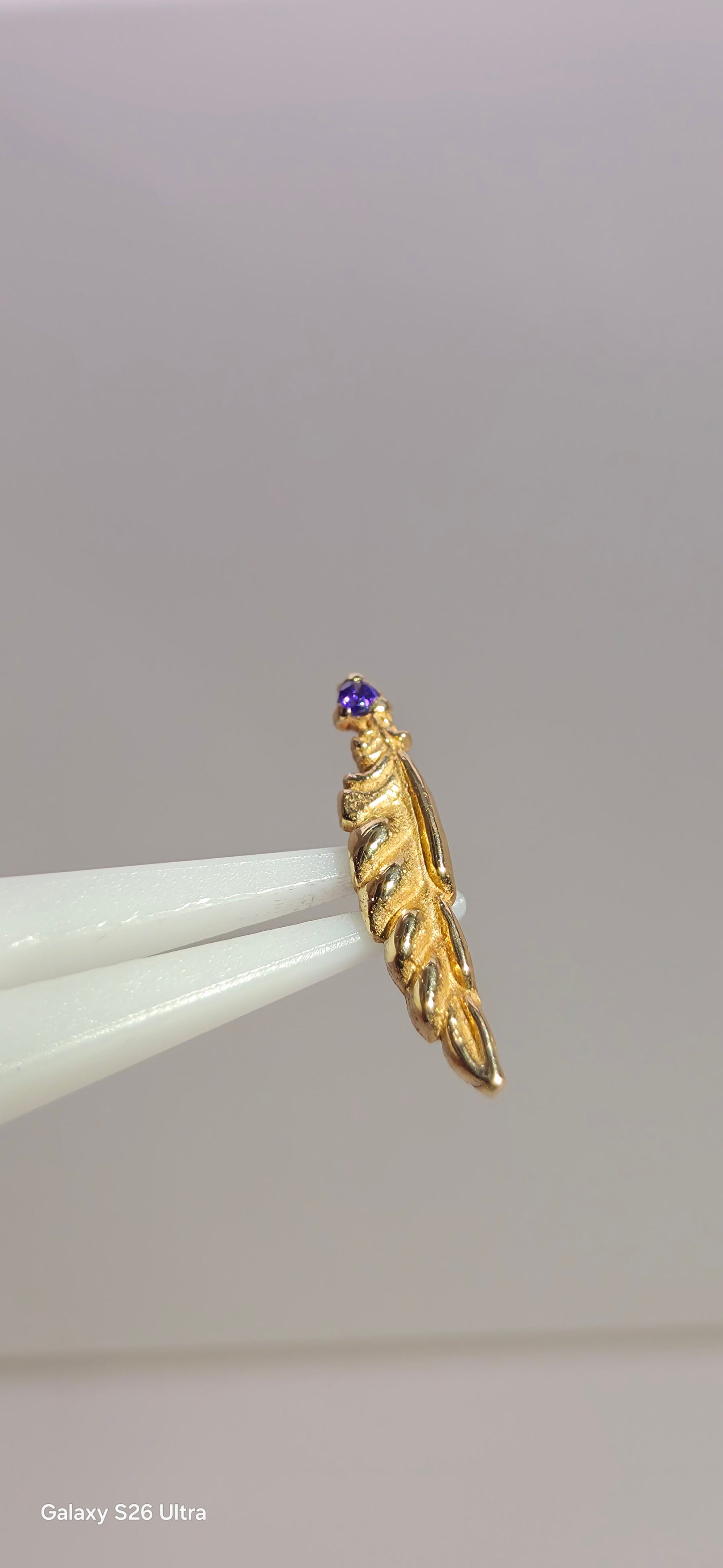 Pluma en oro de 14k con cistal Swarovski blanco o morado