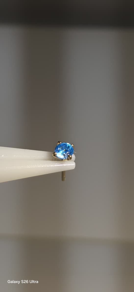 Zirconia azul en oro solido de 14k