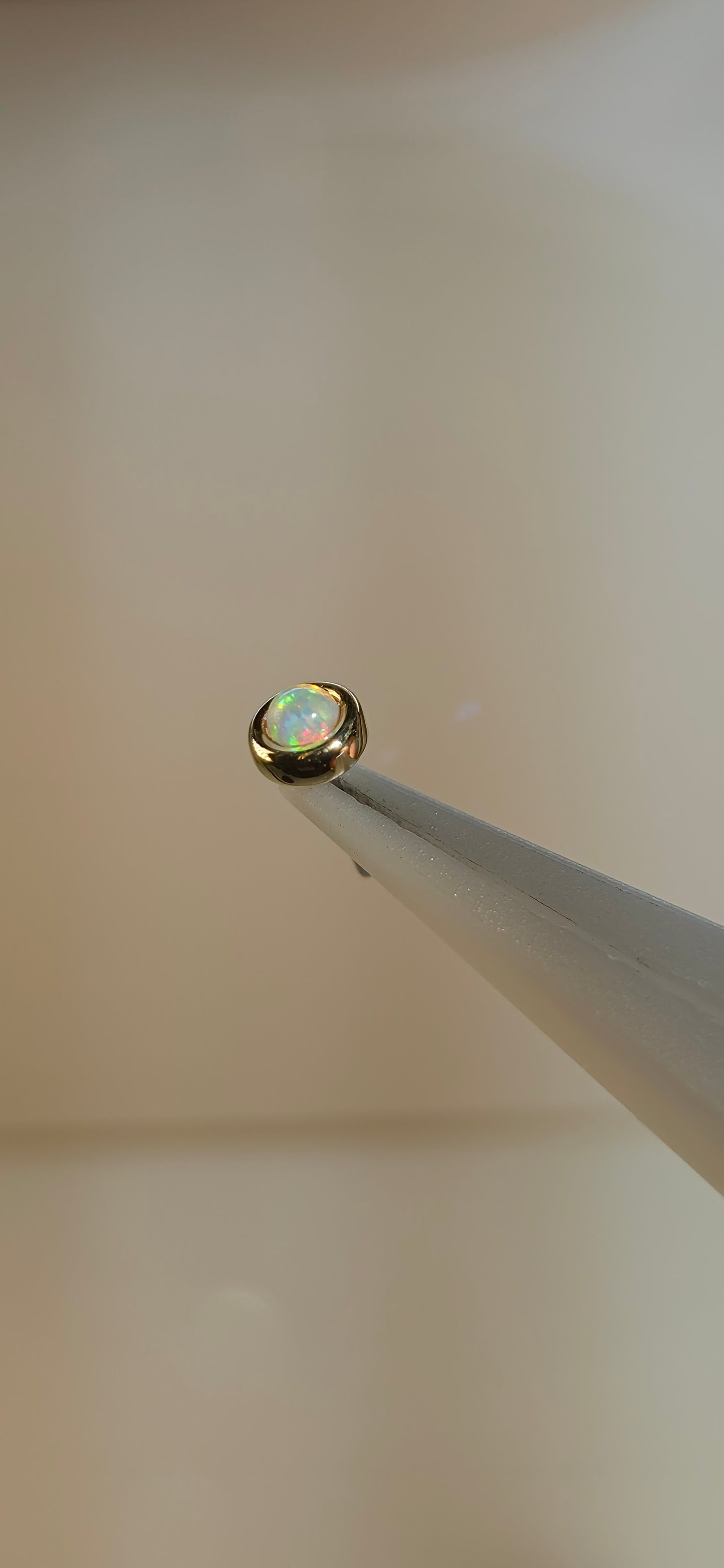 Opalo nieve biselado en oro de 14k solido