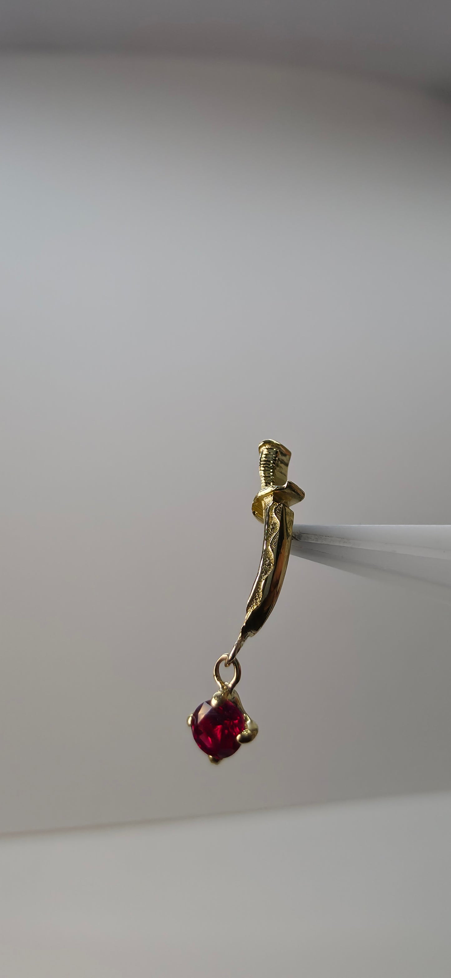 Daga en oro solido con colgante en cristal Swarovski en oro de 18k