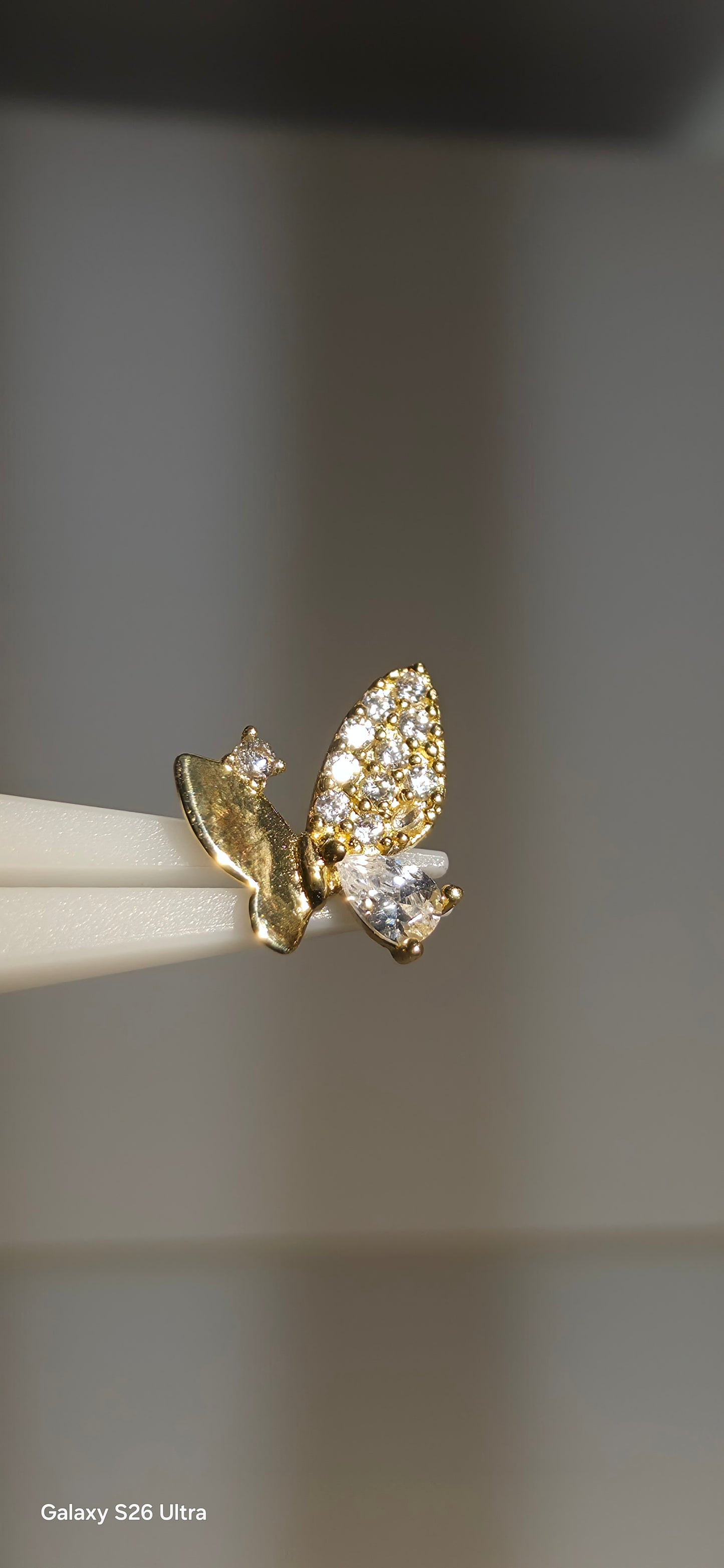 Mariposa oro solido 14k con incrustaciones de zirconia