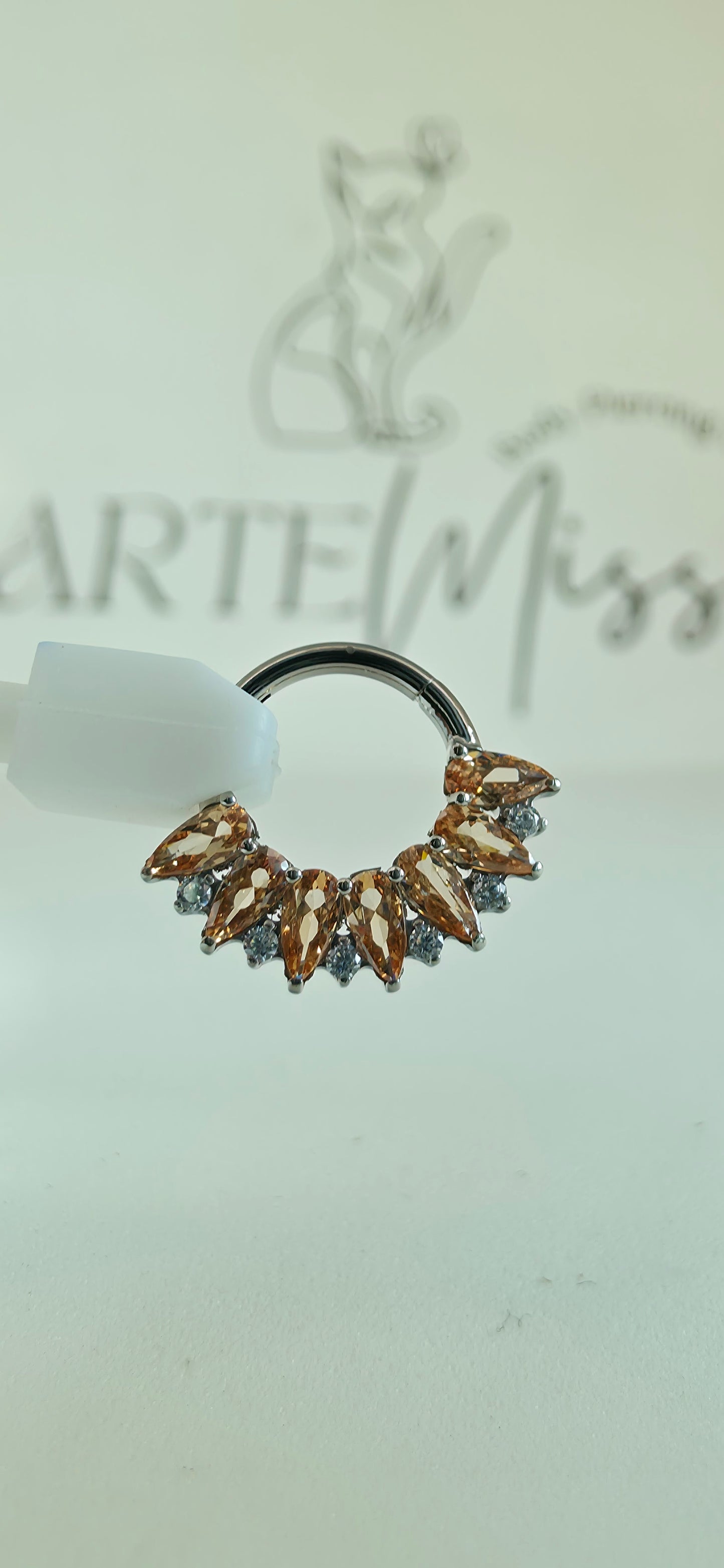 Clicker de Titanio con incrustaciones de zirconia champagne