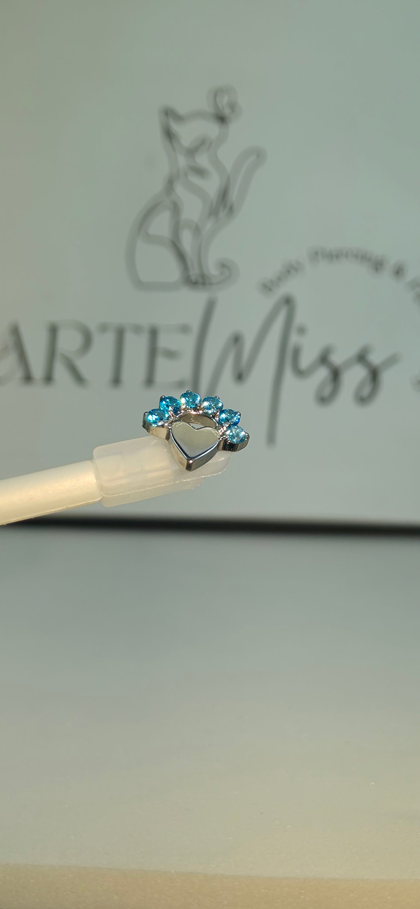 Top de Titanio en forma de corazon con incrustaciones de zirconia