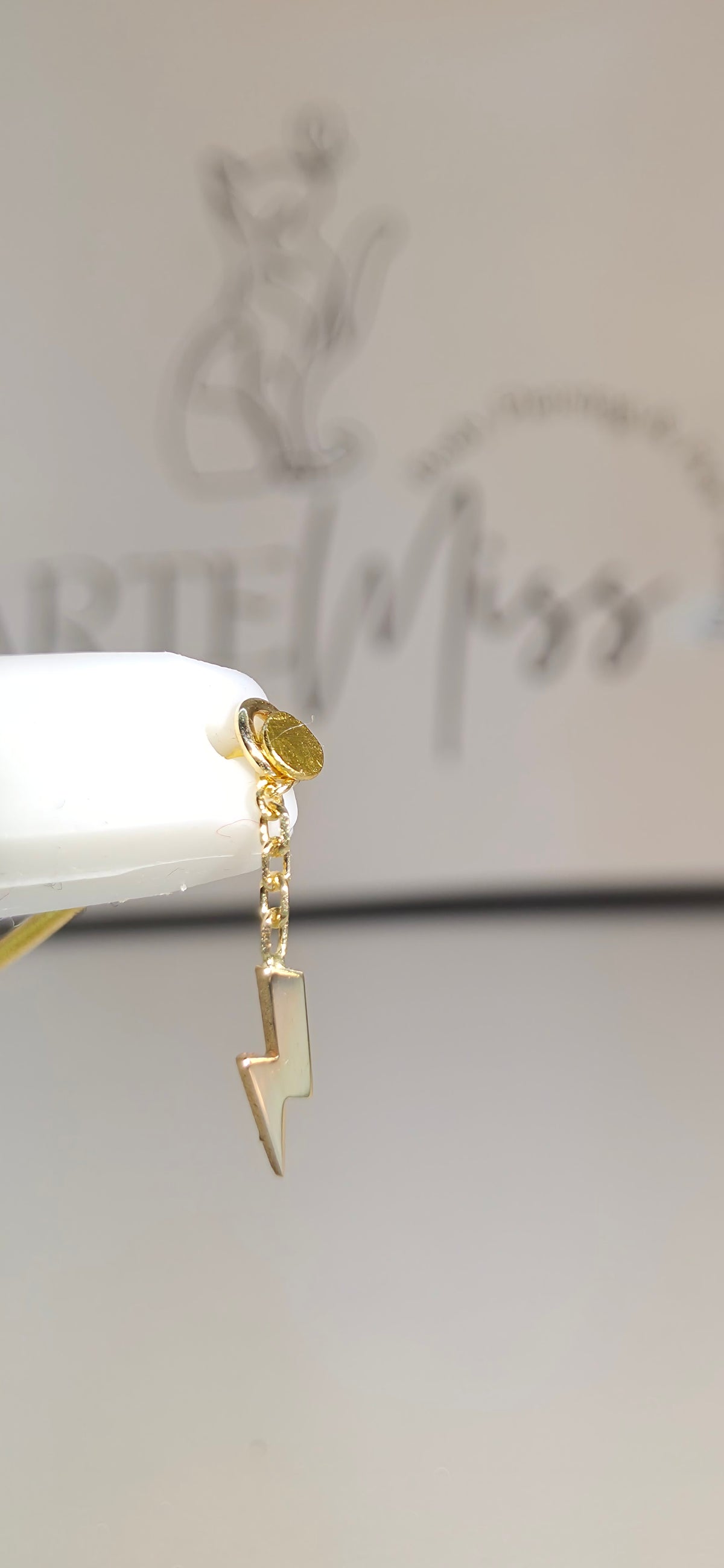 Charm colgante de rayo en oro de 14k