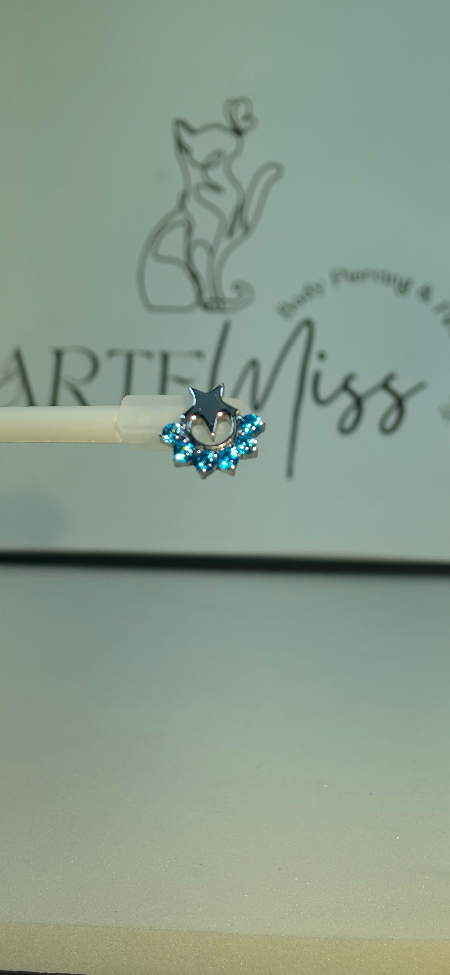 Top de Titanio con forma de estrella e incrustaciones de zirconia