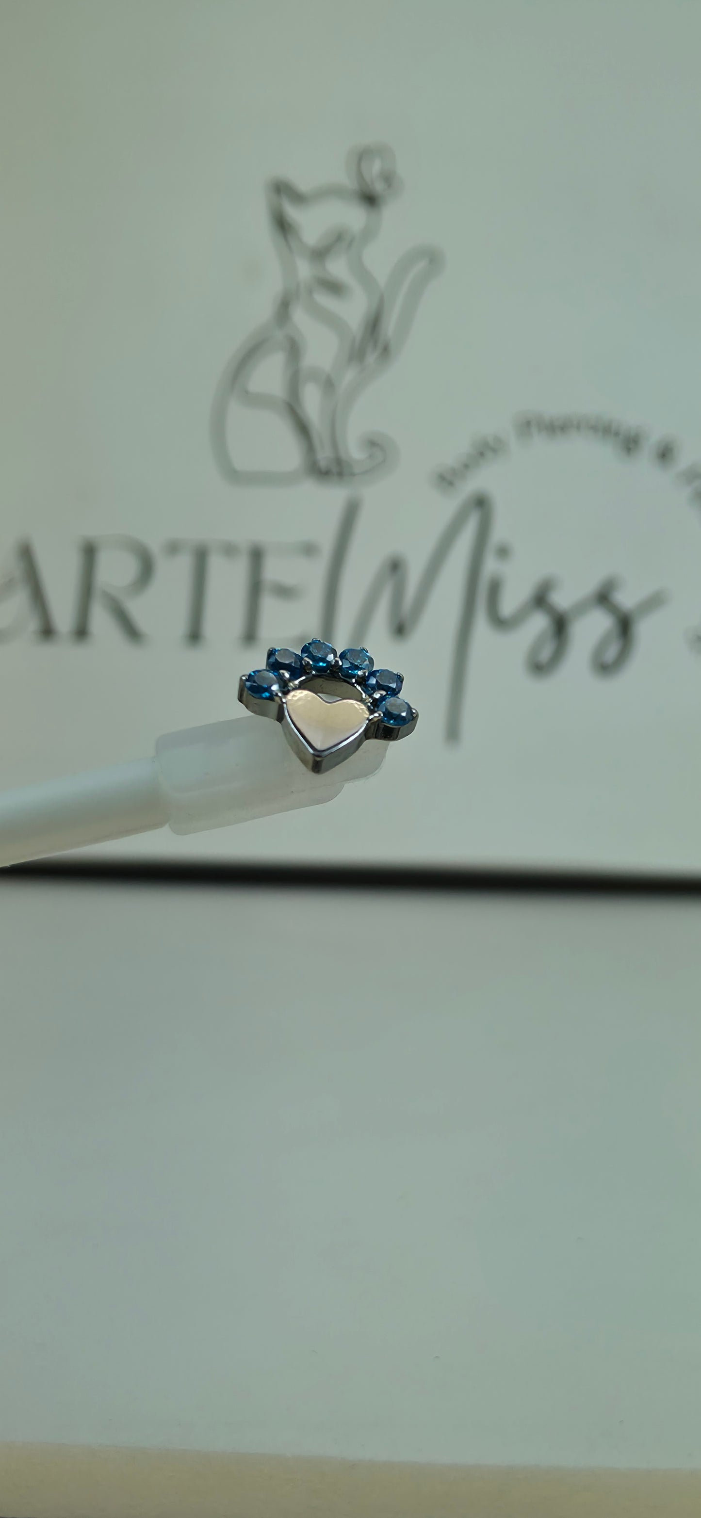 Top de Titanio en forma de corazon con incrustaciones de zirconia