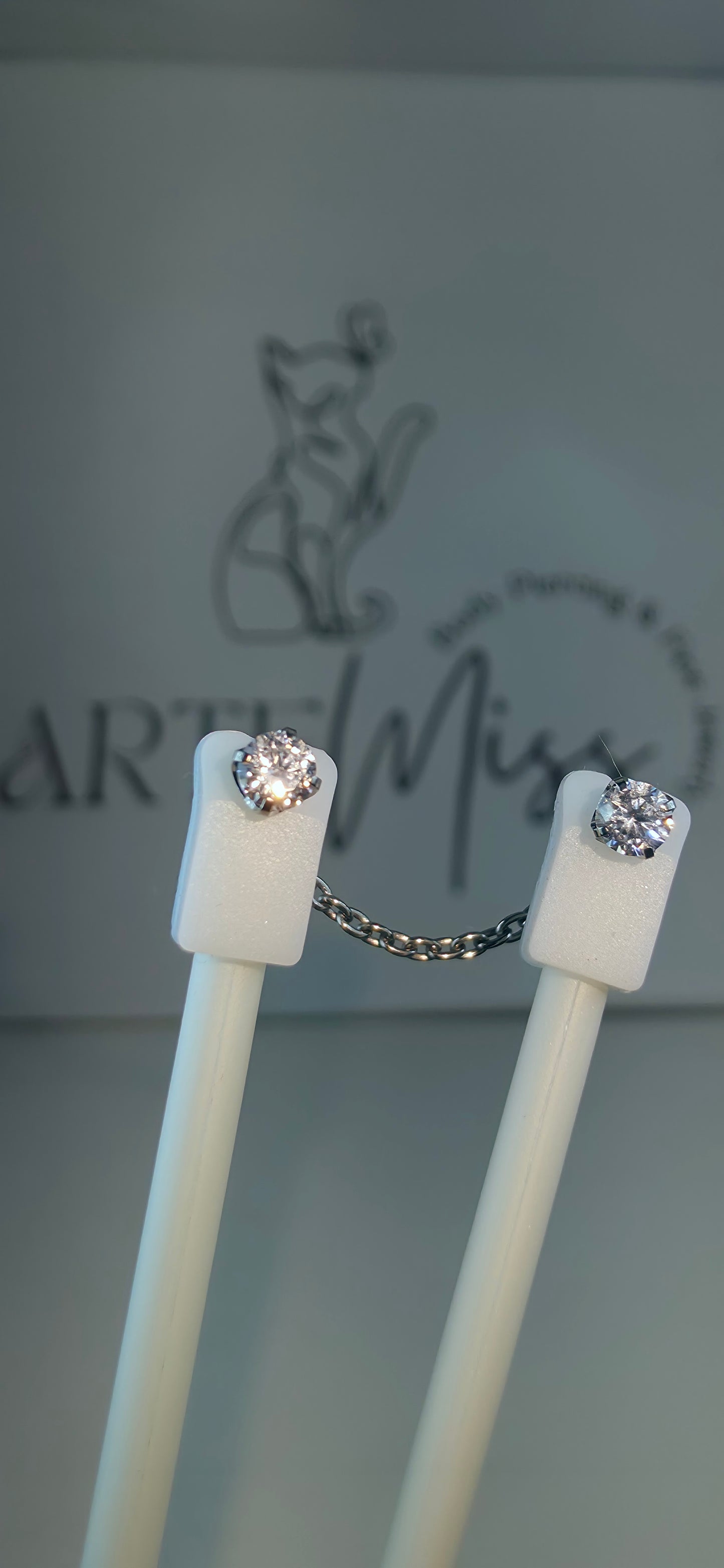 Pieza Industrial con cadena y zirconias en Titanio