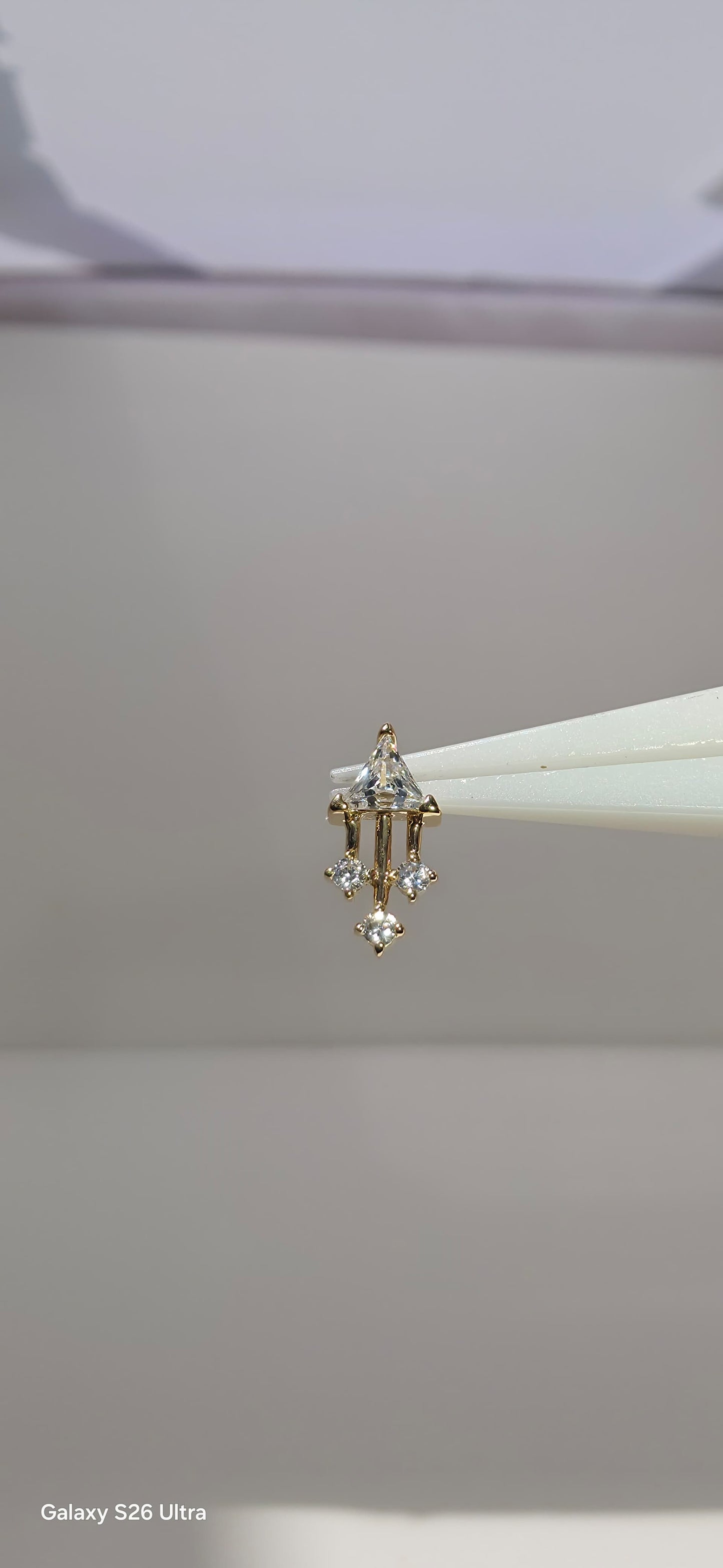 Pieza de oro solido de 14k con incrustaciones de zirconia