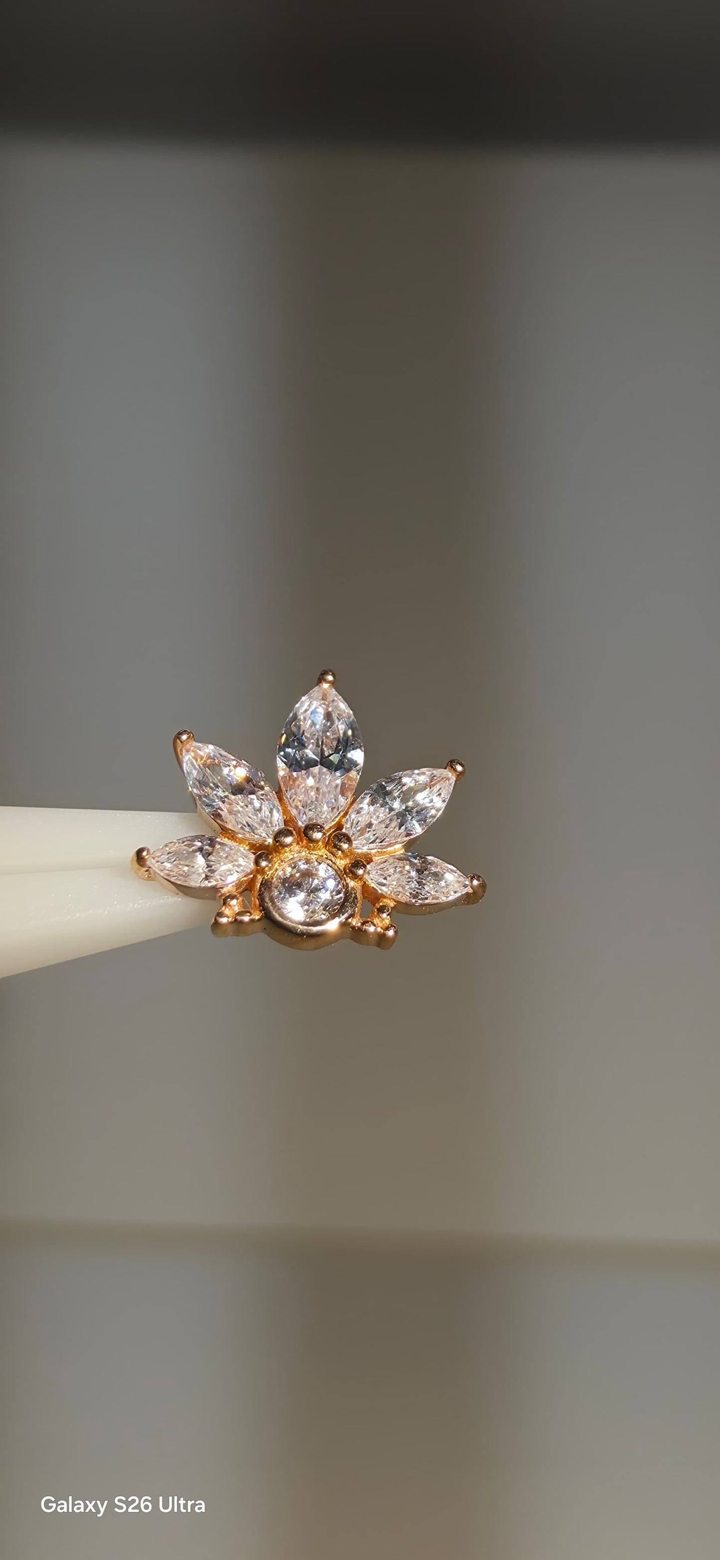Oro rosa solido de 14k con cristales de zirconia