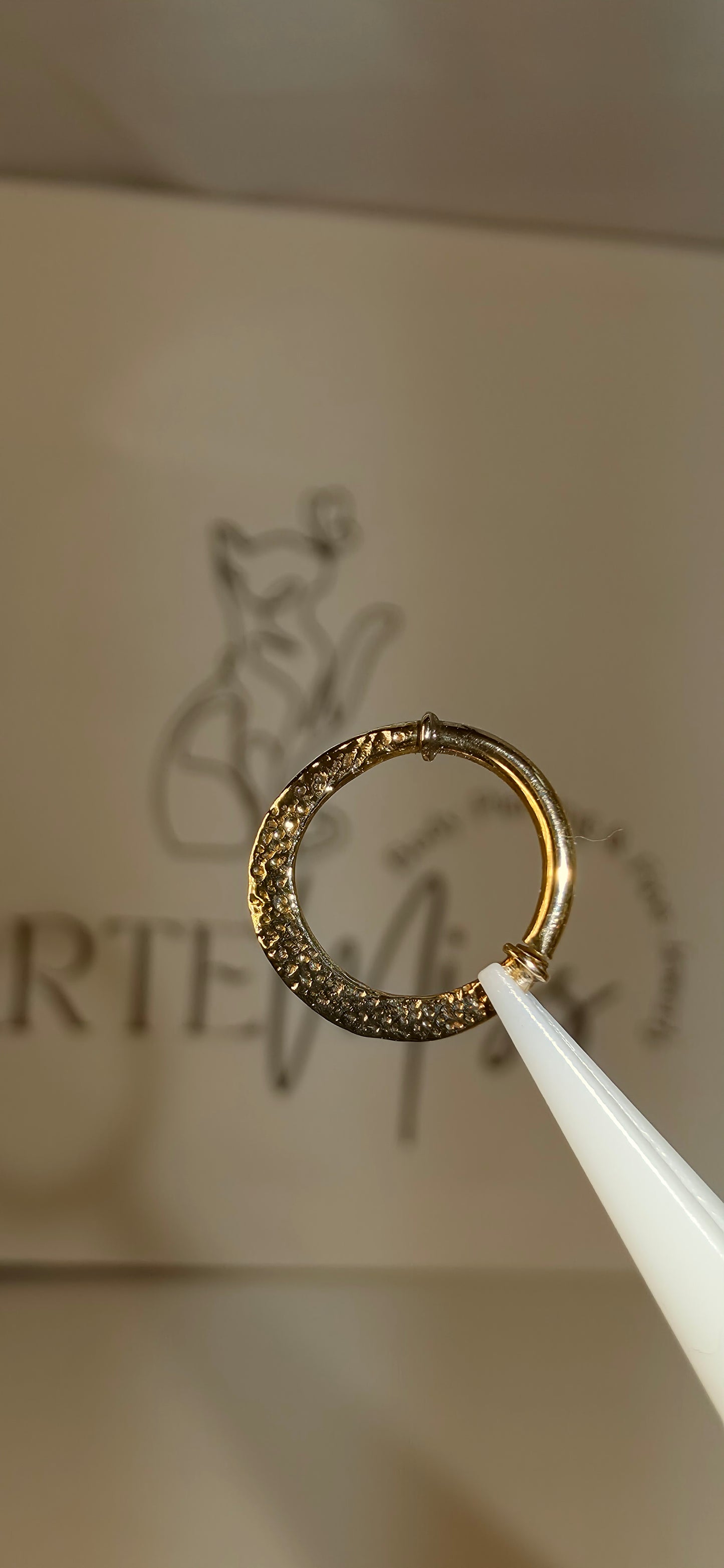 Argolla de oro solido 14k martillando de 9mm