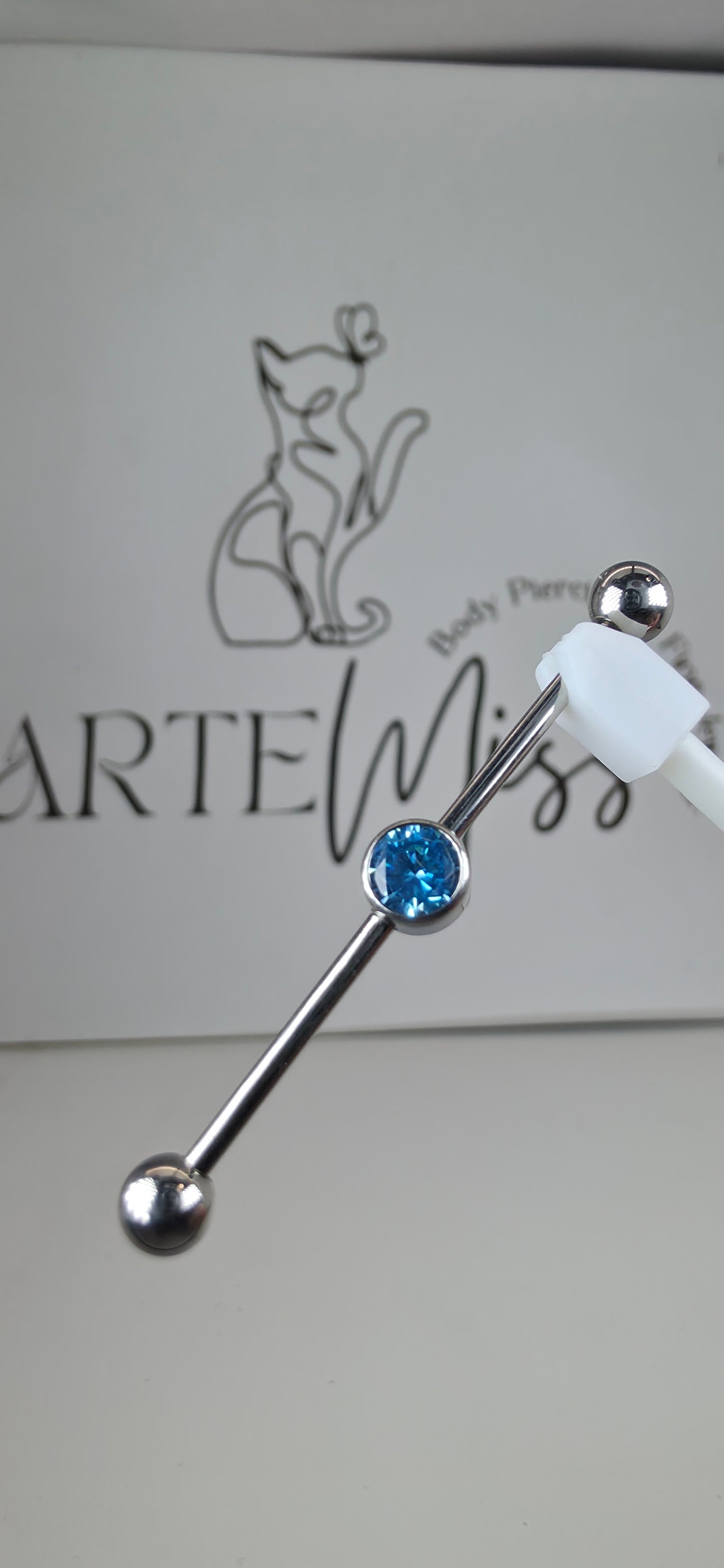 Industrial piercing, transversal 14g en Titanio.