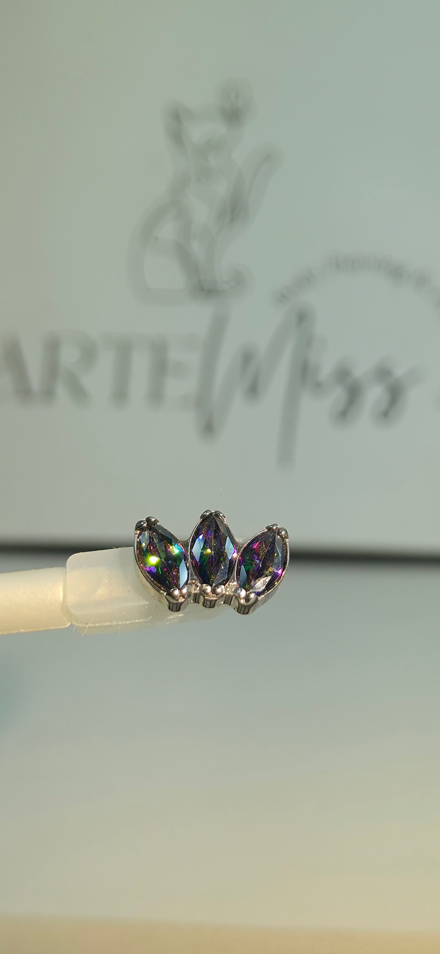 Cluster de Titanio triple marquise vitral