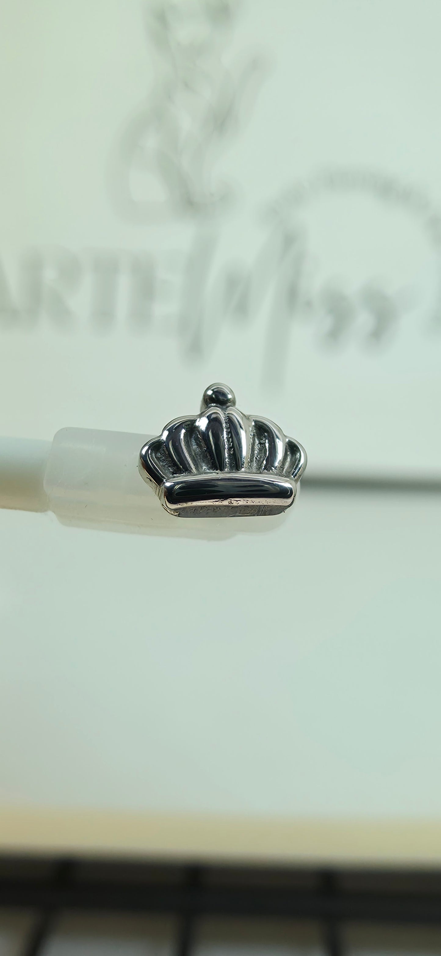 Top de Titanio en forma de  corona