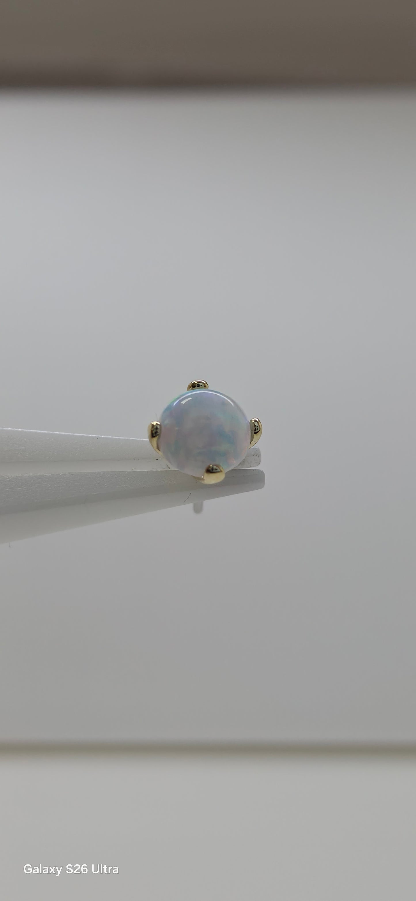 Opalo nieve 3.5 mm en oro de 18k