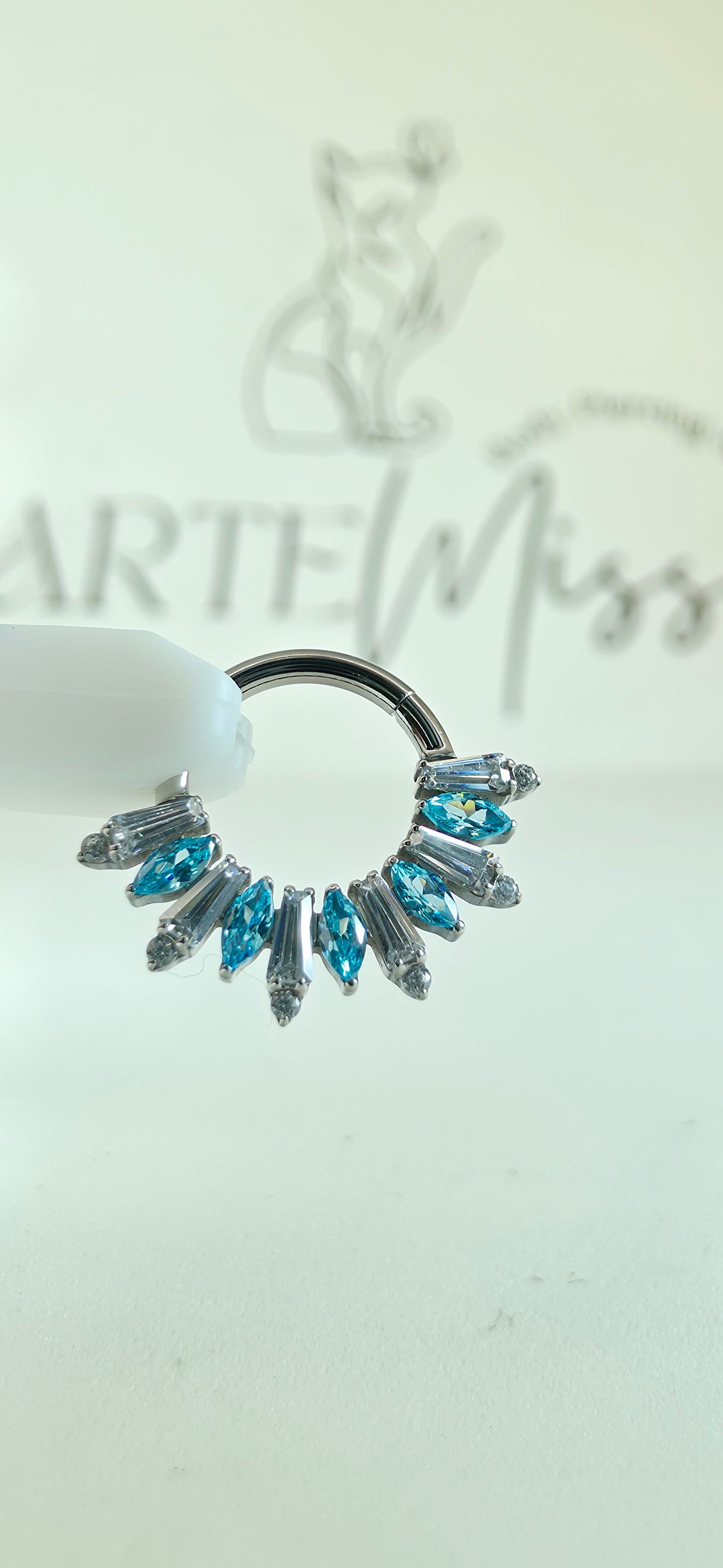 Clicker de Titanio con incrustaciones de zirconia azul y blanco