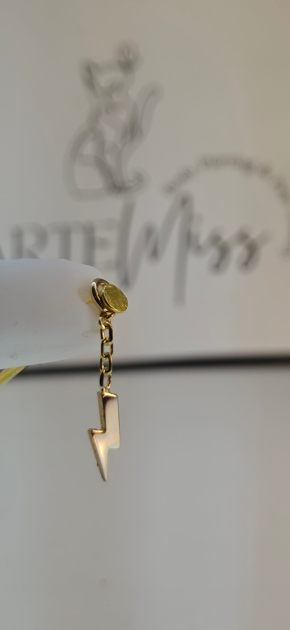 Charm colgante de rayo en oro de 14k