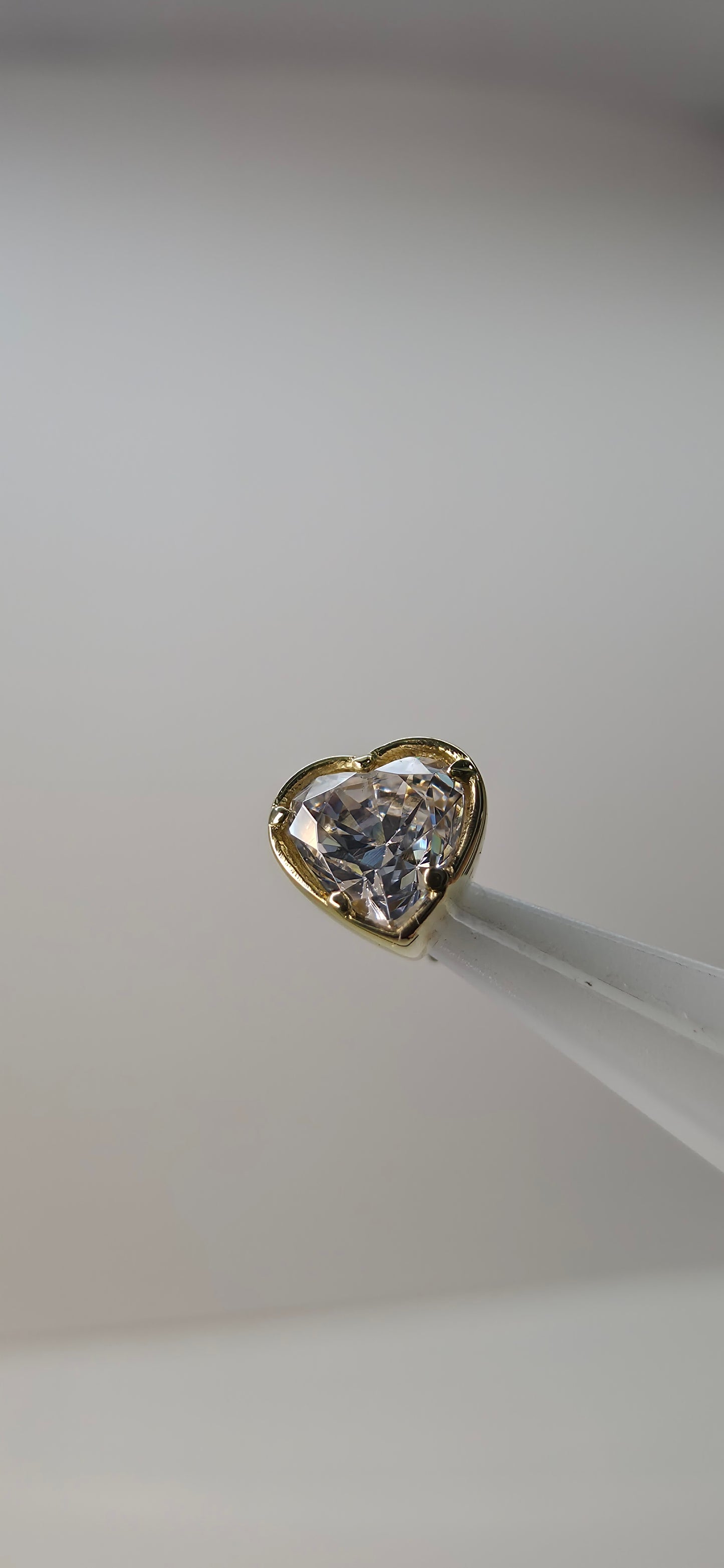 Corazón en oro de 18k con cristal Swarovski