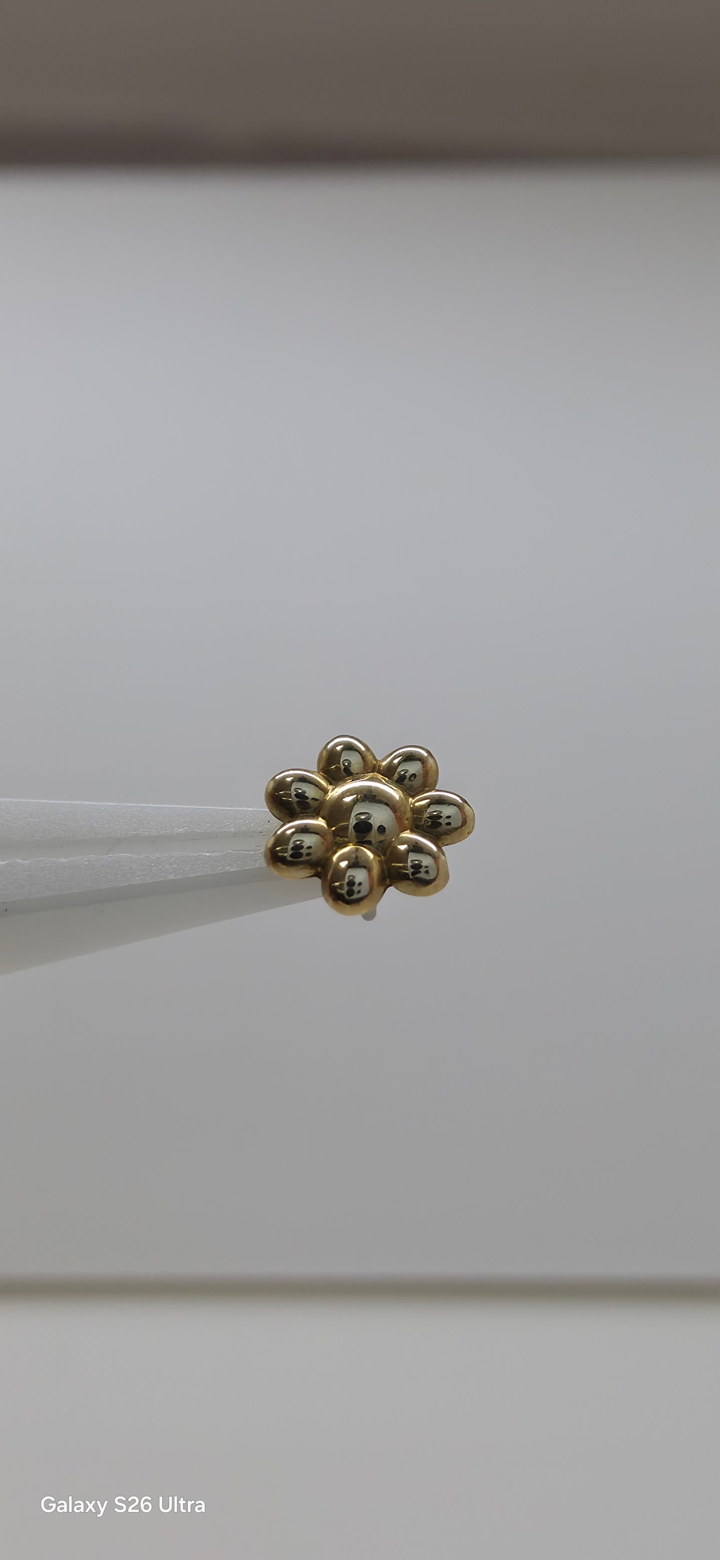 Flor en oro solido de 18k