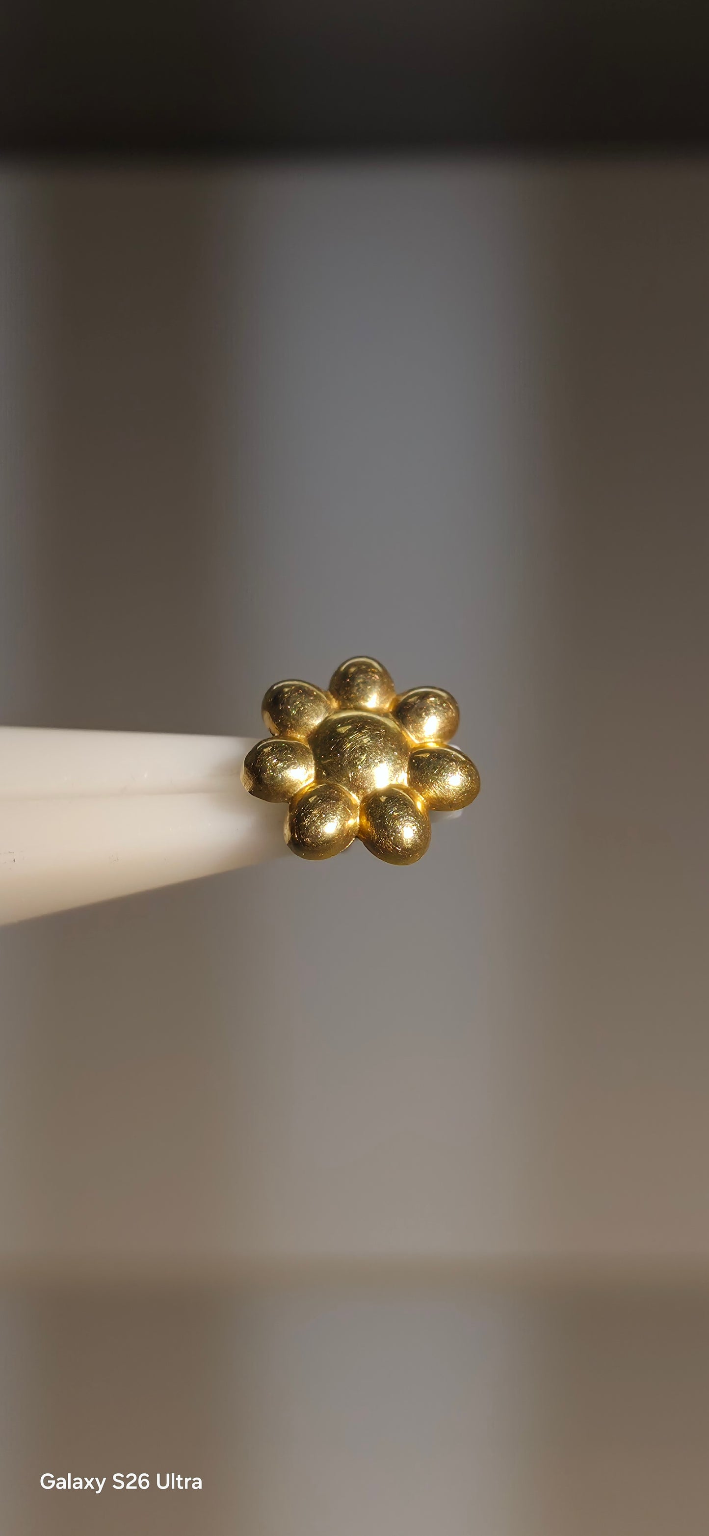 Flor en oro solido de 18k