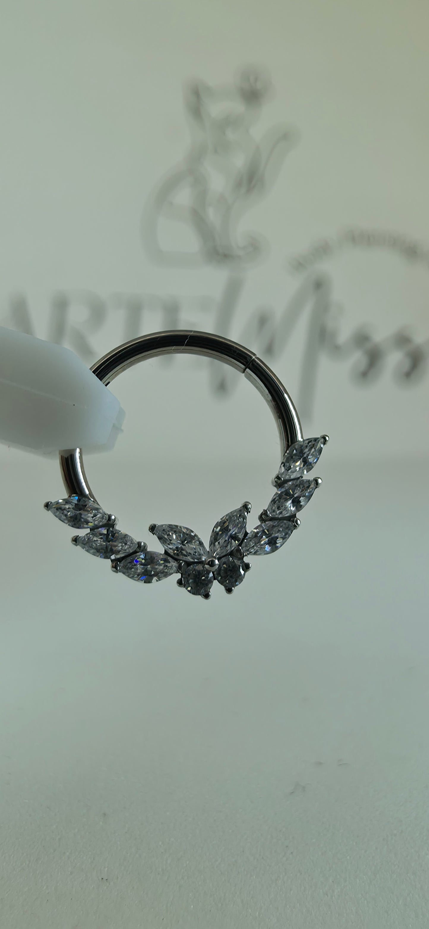 Clicker de Titanio con figura de mariposa e incrustaciones de zirconia