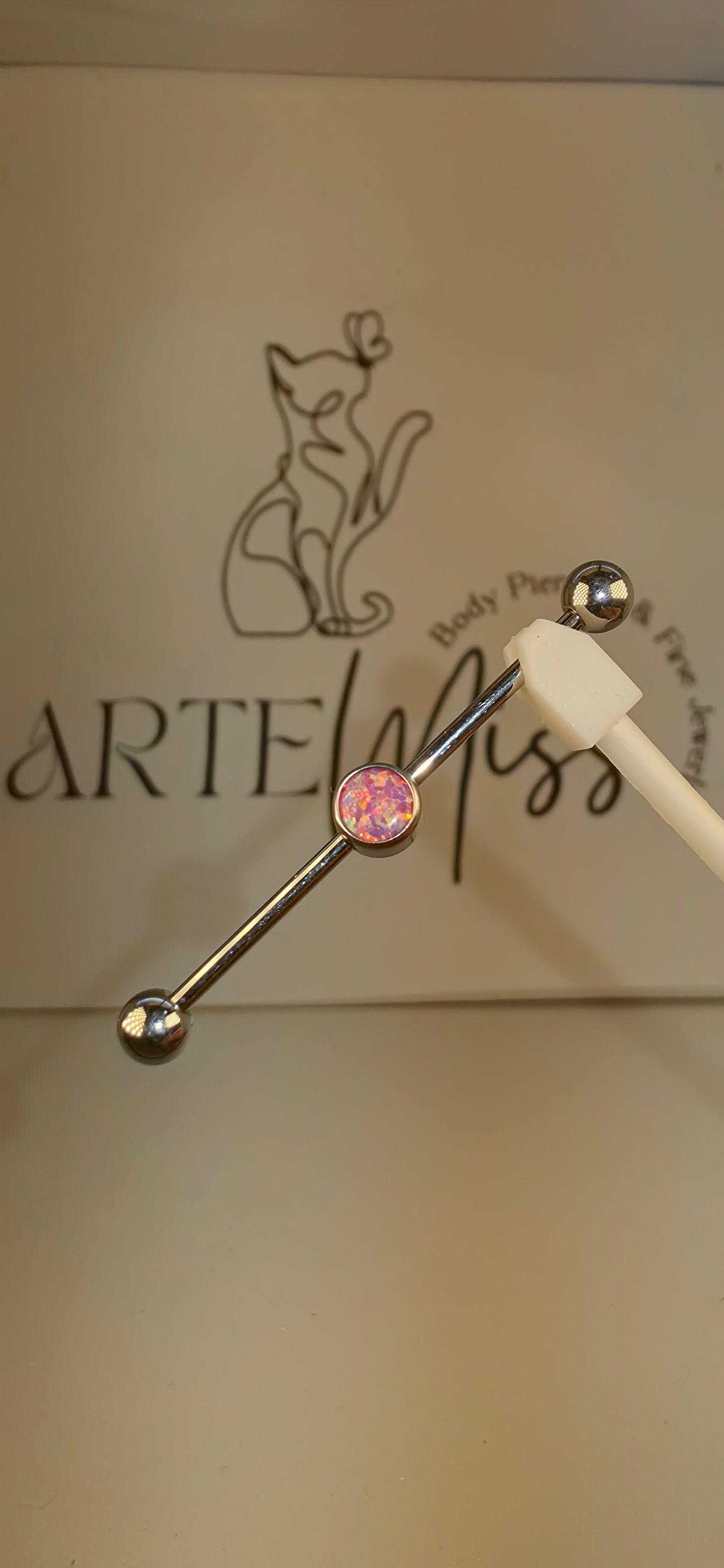 Industrial piercing, transversal 14g en Titanio.