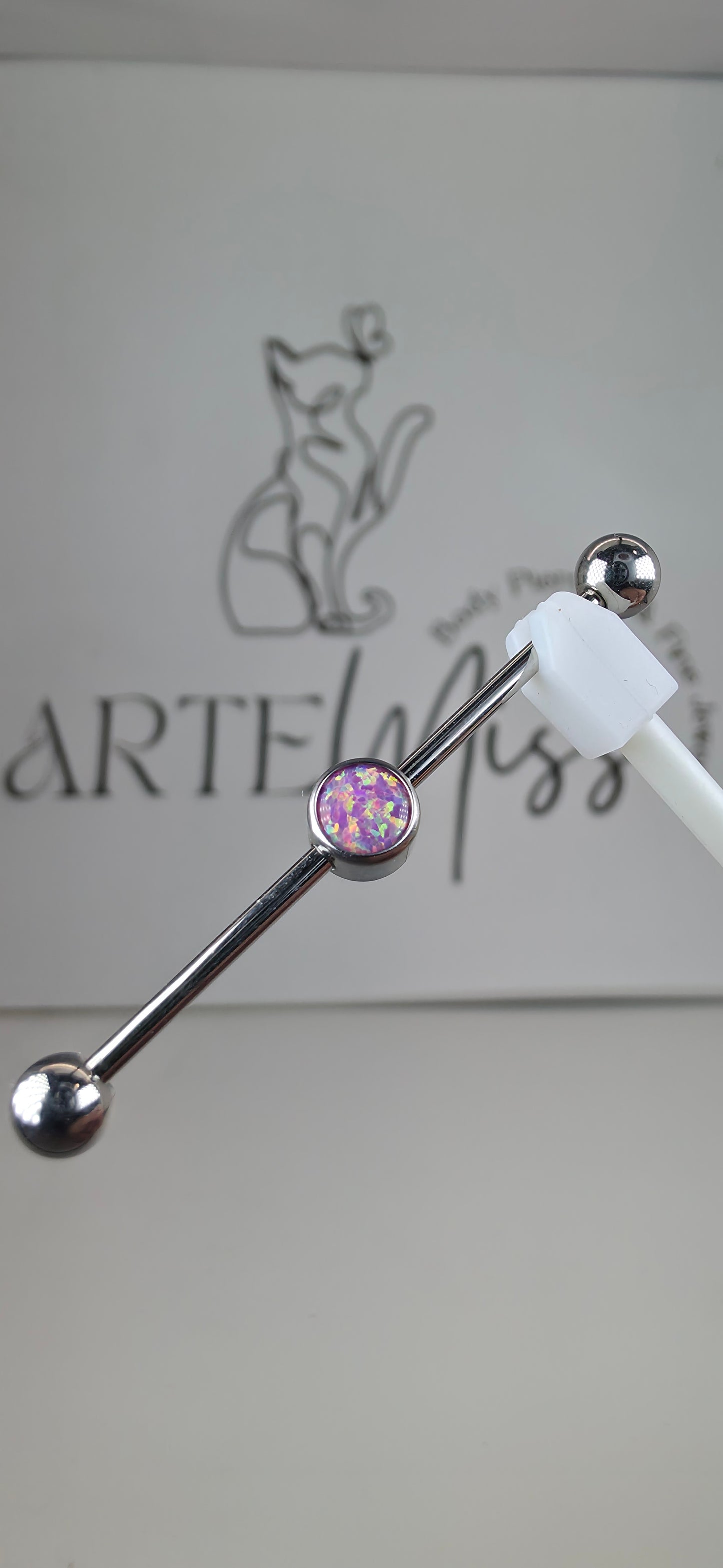 Industrial piercing, transversal 14g en Titanio.