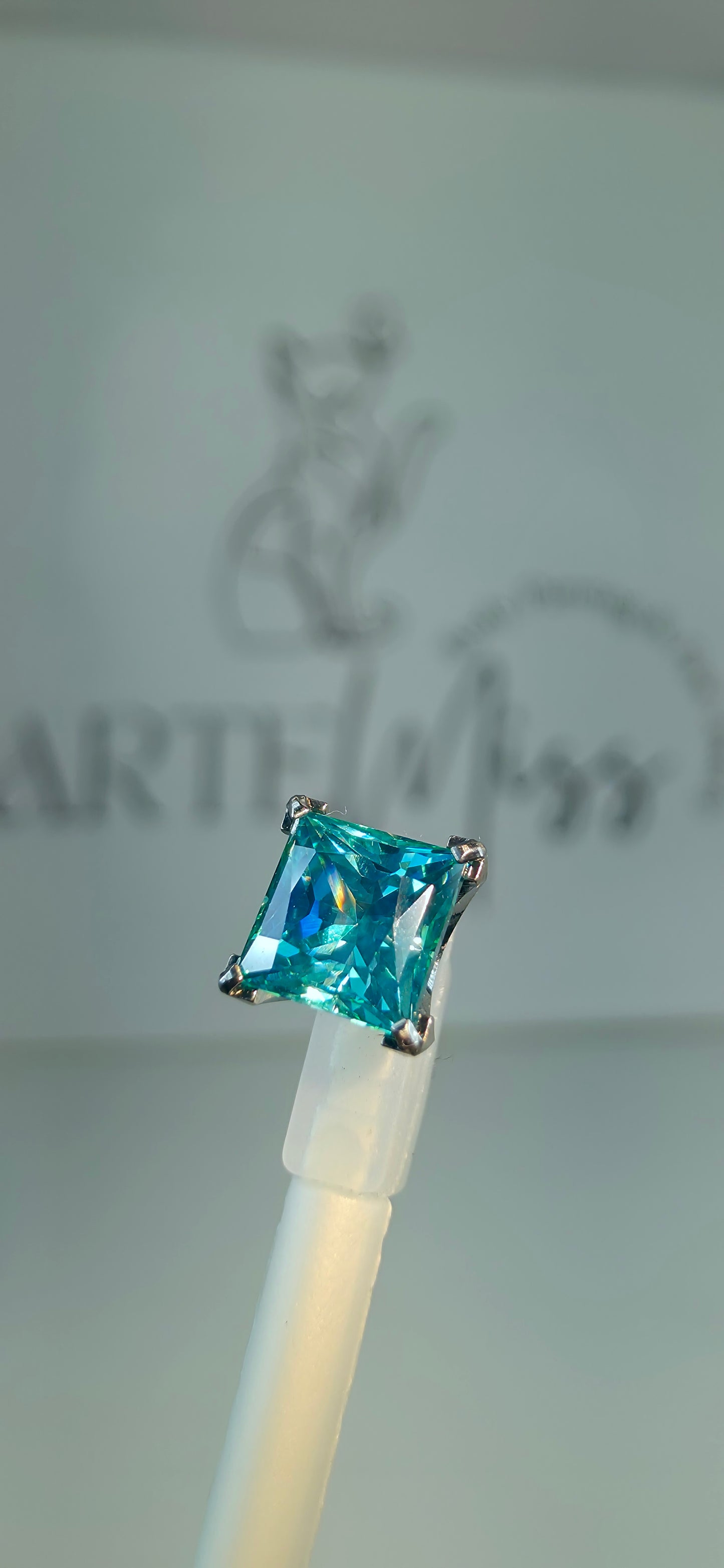 Swarovski cúbicos  de la marca NeoMetal