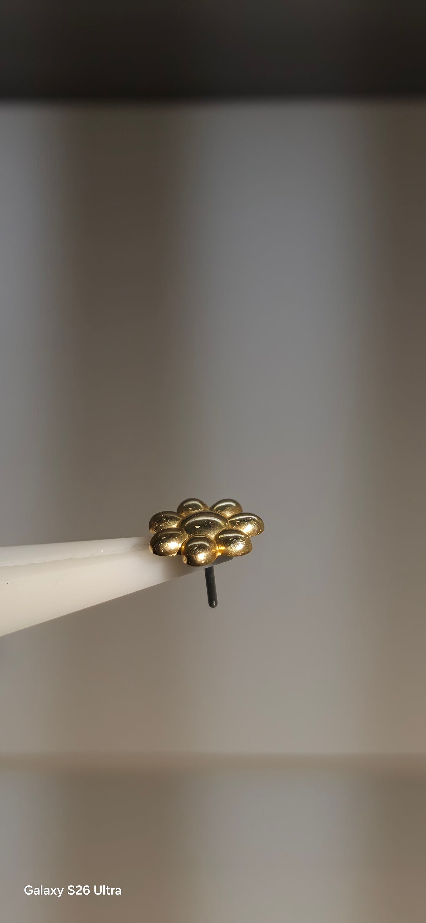 Flor en oro solido de 18k